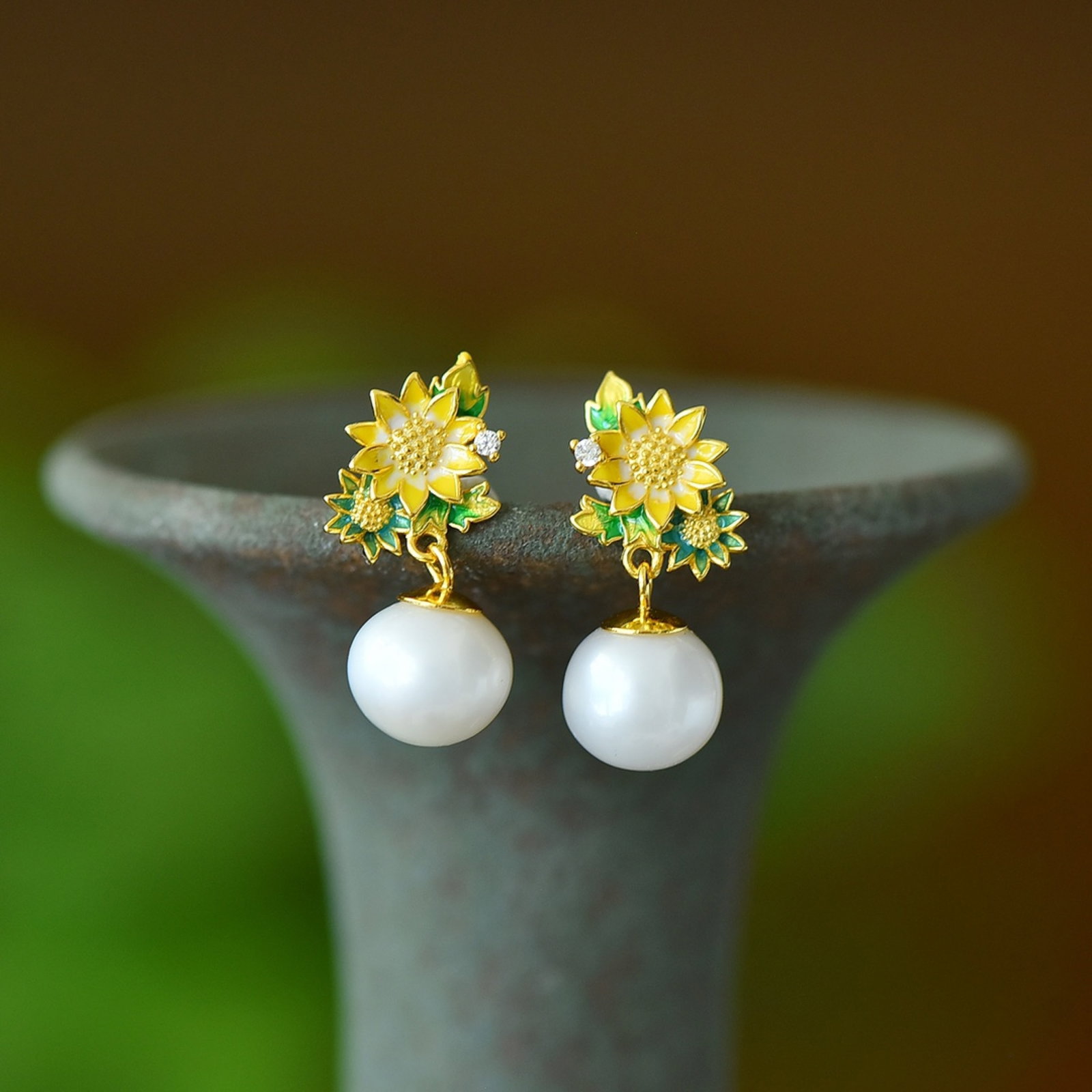 A Pair of Exquisite Sterling Silver-Gold Plated Inlaid Pearls Enamel Earrings - 3
