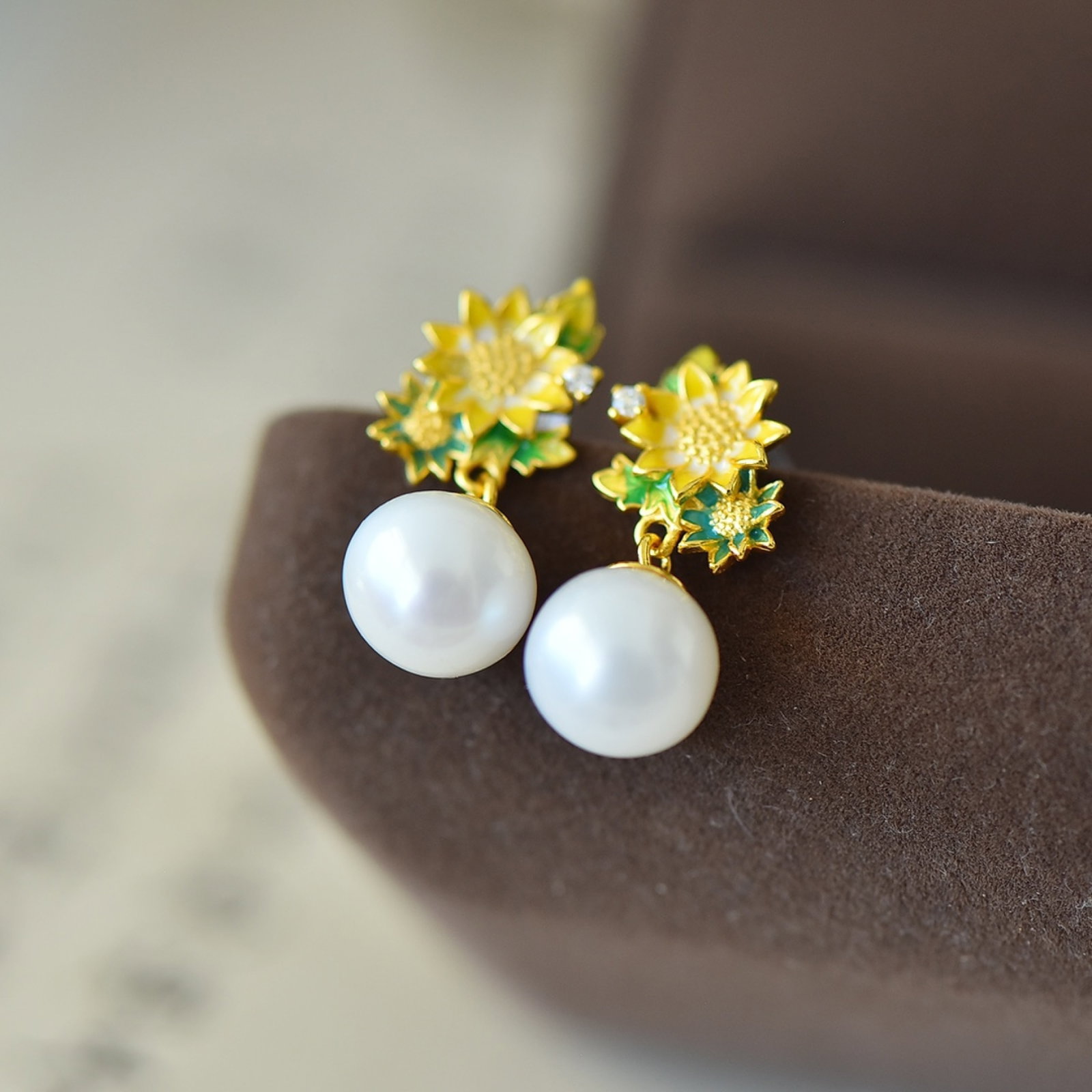 A Pair of Exquisite Sterling Silver-Gold Plated Inlaid Pearls Enamel Earrings - 4
