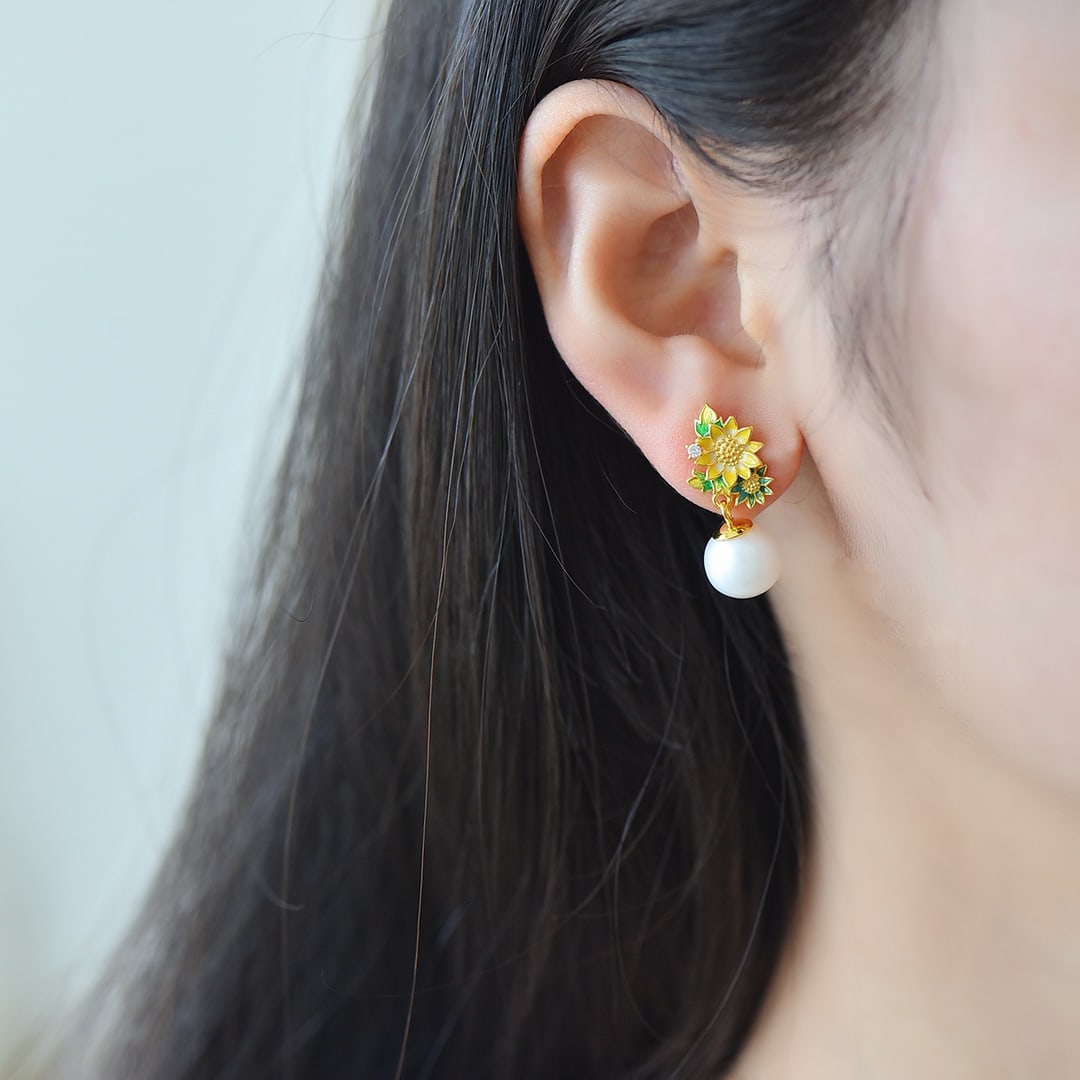 A Pair of Exquisite Sterling Silver-Gold Plated Inlaid Pearls Enamel Earrings - 5