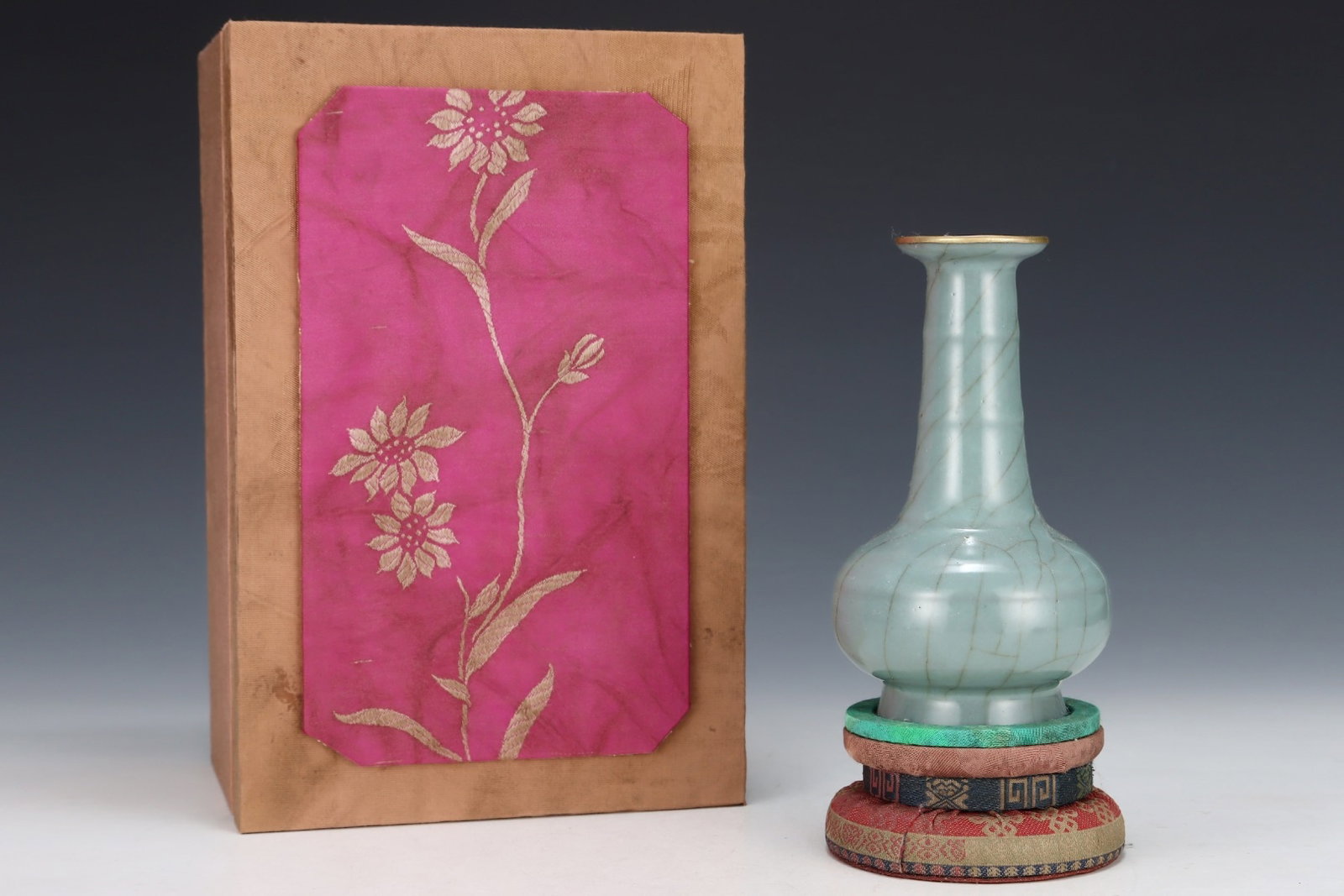 An Exquisite Guan yao Cover with Gold Vase: Estimated Value:1200-2400 An Exquisite Guan yao Cover with Gold Vase,Song Dynasty,China,Royal Court 款,Size:6.1inx3.4in
