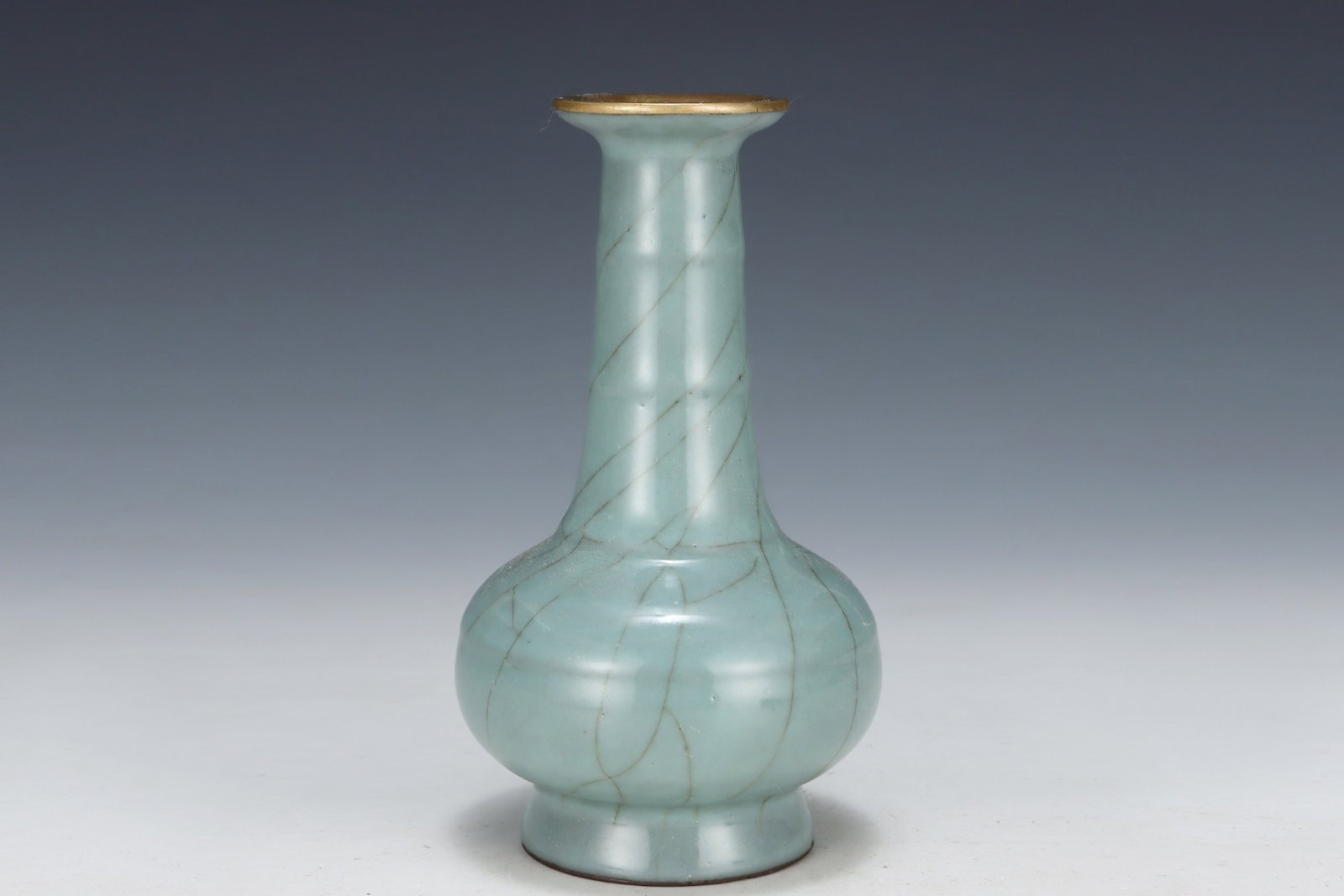 An Exquisite Guan yao Cover with Gold Vase - 2