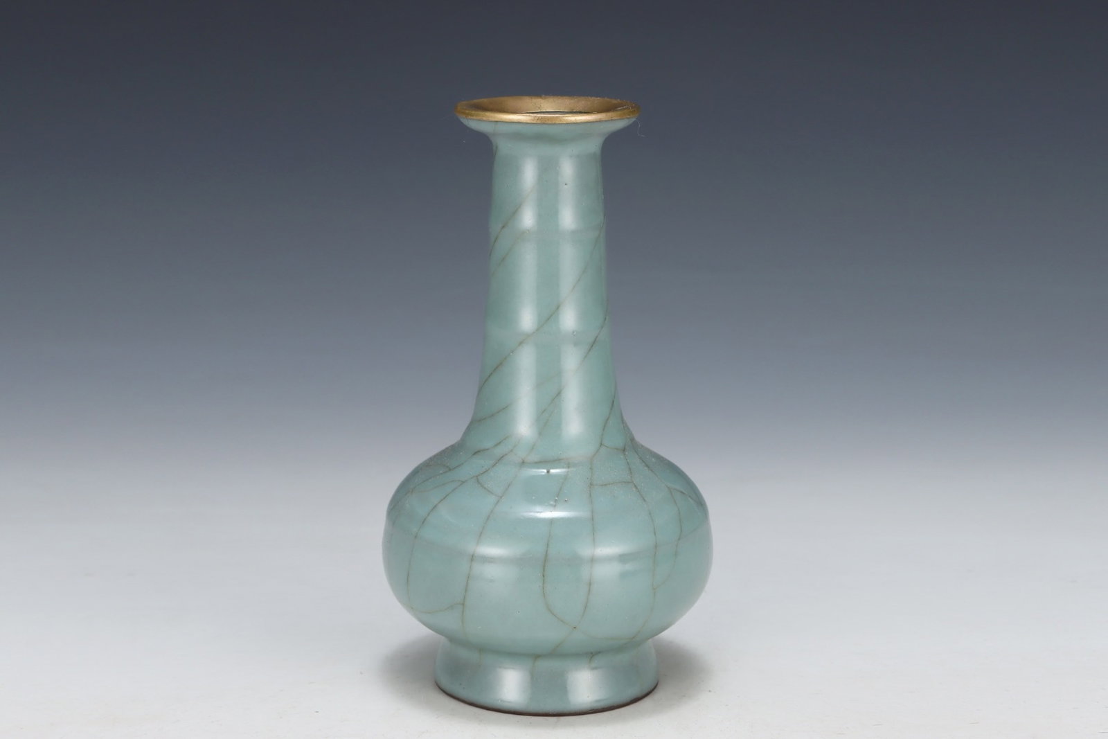 An Exquisite Guan yao Cover with Gold Vase - 3