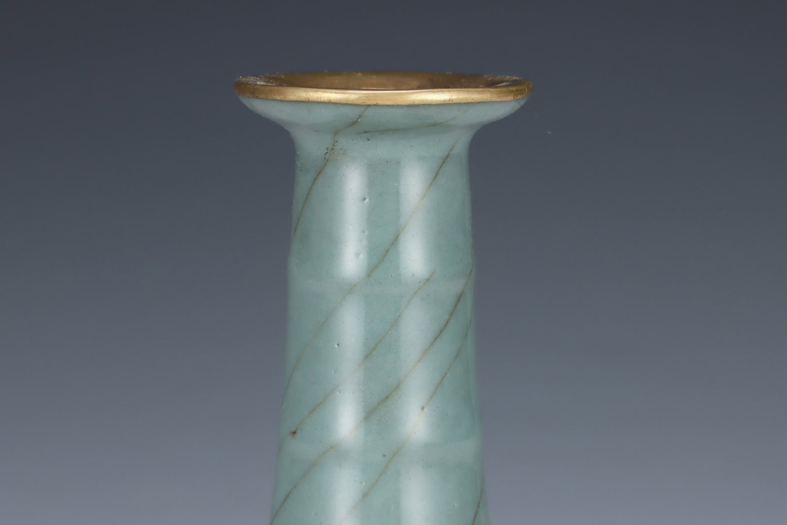 An Exquisite Guan yao Cover with Gold Vase - 4