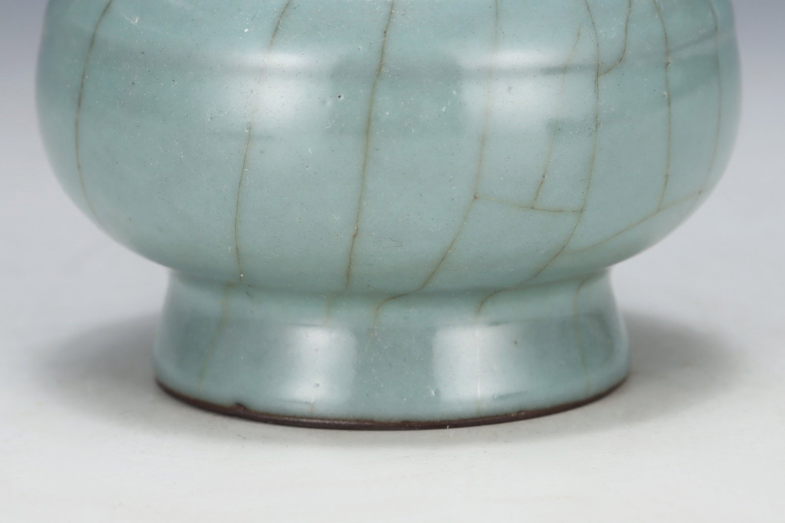 An Exquisite Guan yao Cover with Gold Vase - 5