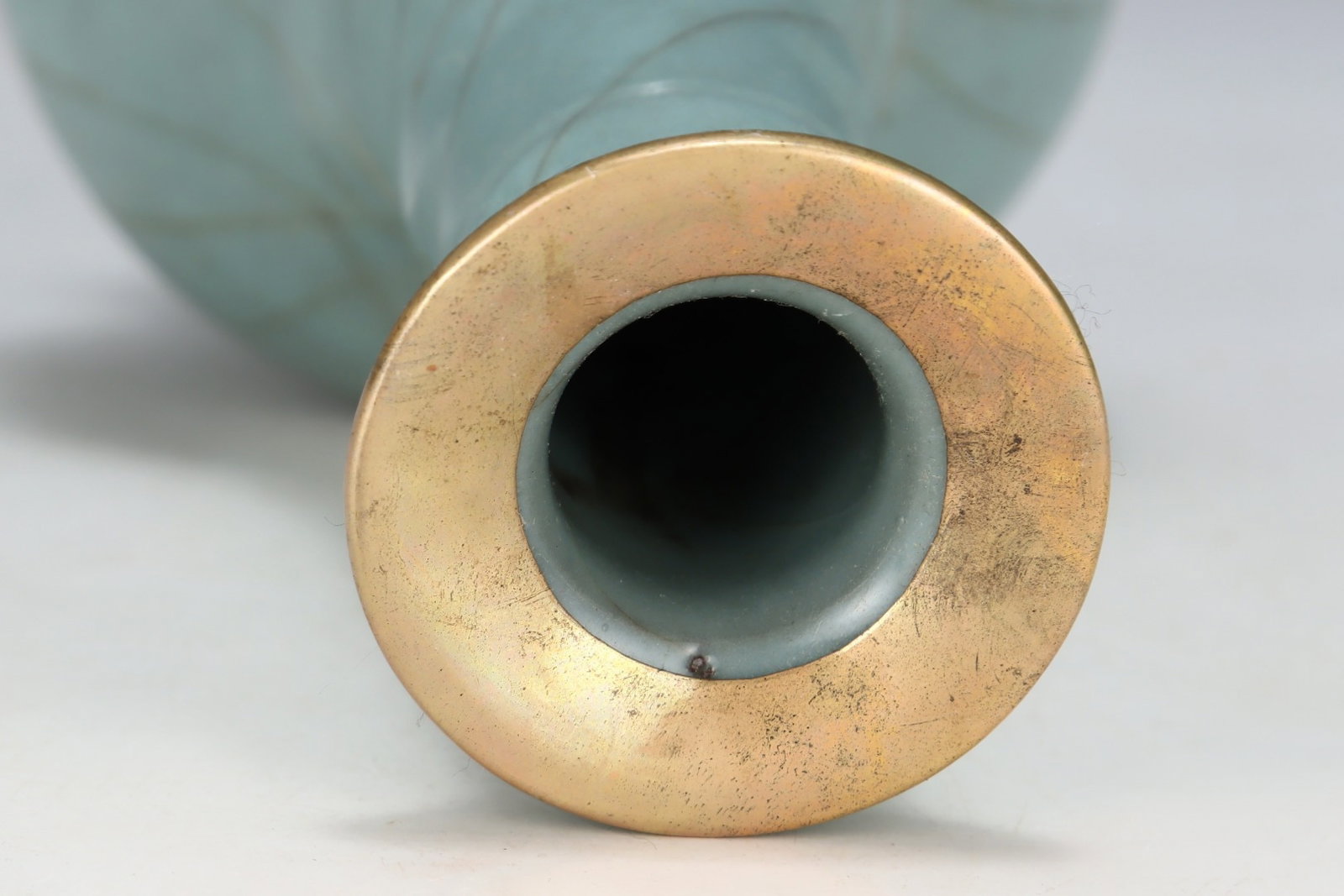 An Exquisite Guan yao Cover with Gold Vase - 6