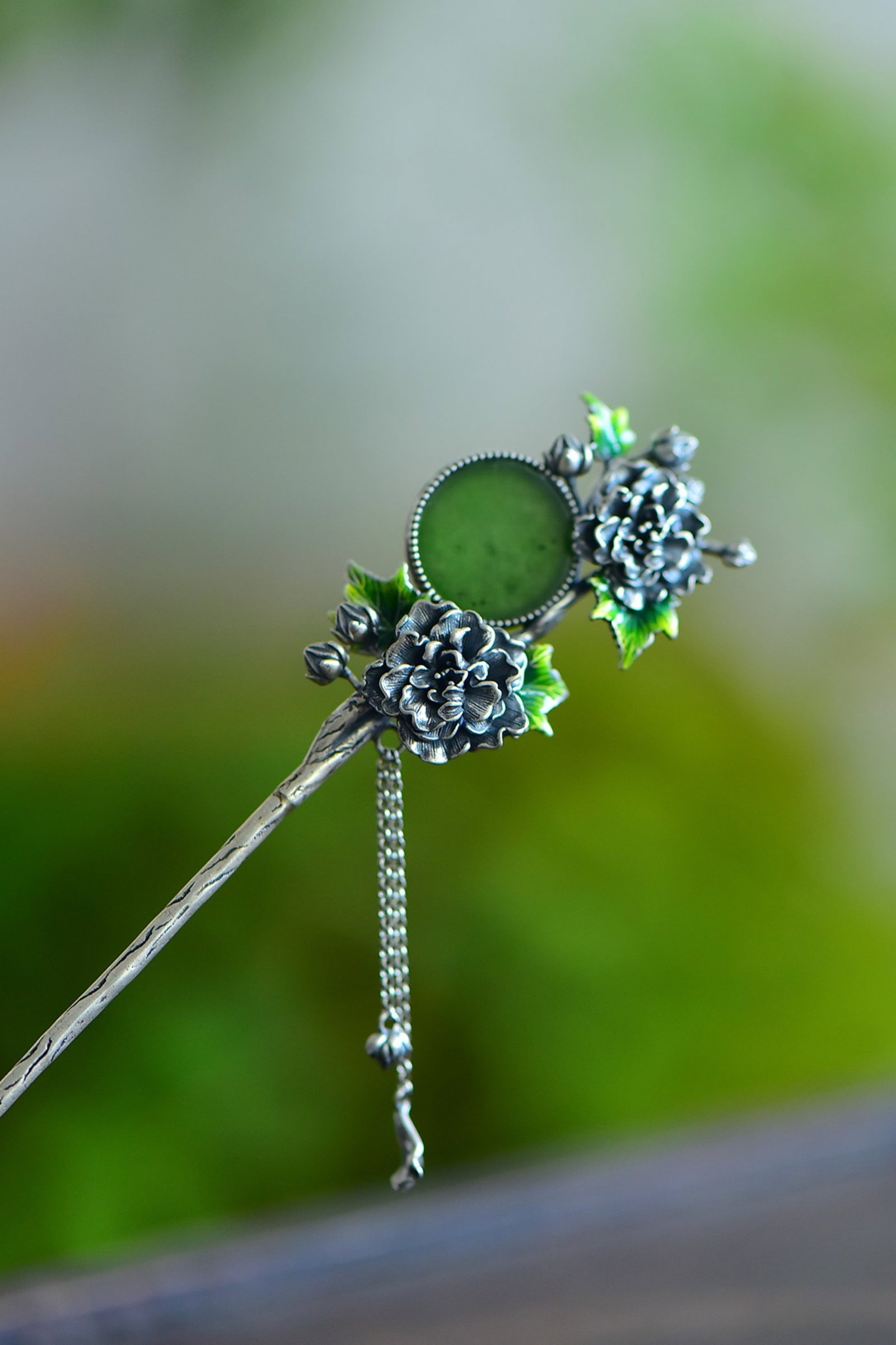 An Exquisite Sterling Silver Inlaid Jasper Enamel Hairpin: Estimated Value:800-1600 An Exquisite Sterling Silver Inlaid Jasper Enamel Hairpin 纯银镶碧玉珐琅发簪