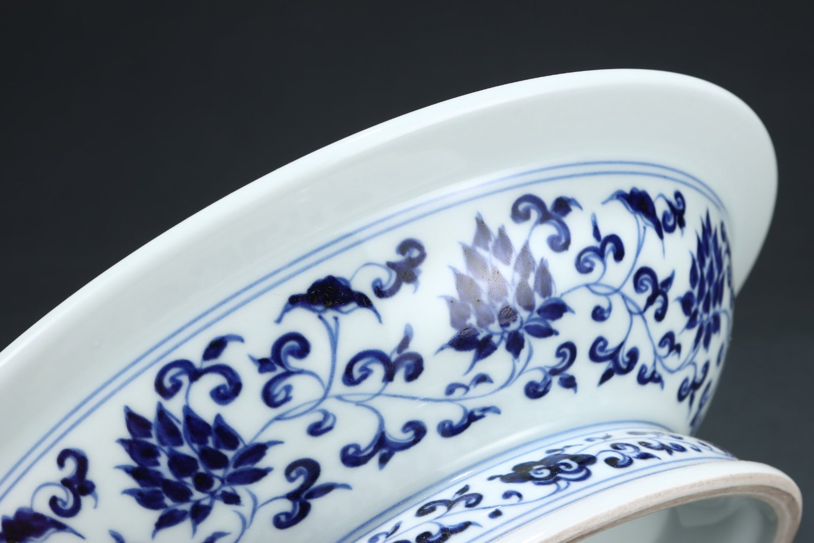 An Exquisite Blue and White Lotus and Hornwort Pattern Stem Plate - 7