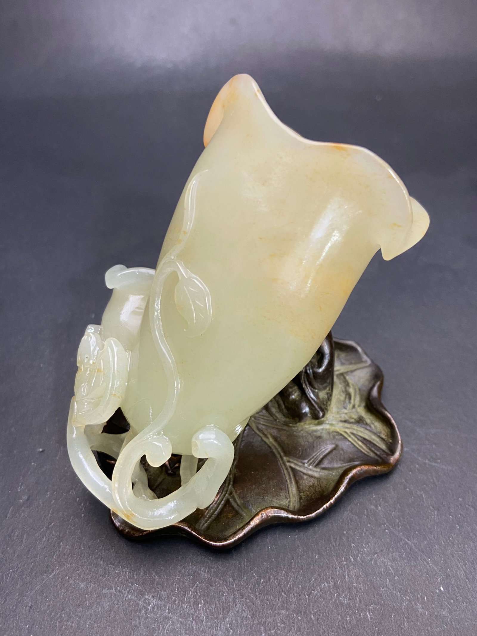 An Exquisite White Jade Flower Pattern Floral Frog - 6