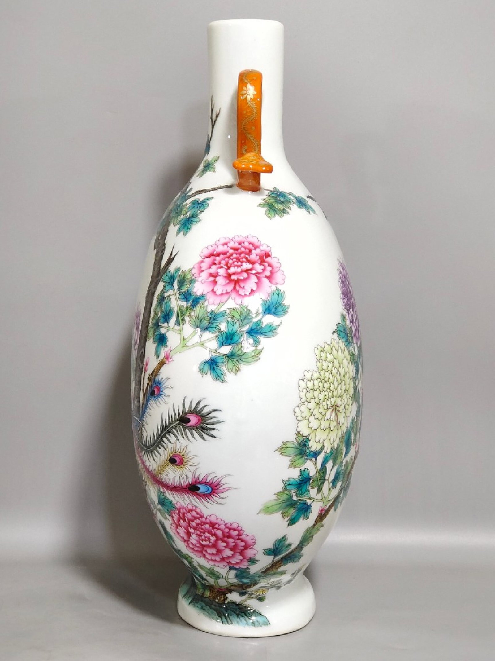 A Pair of Rare Famille-Rose Peony and Phoenix Pattern Ruyi Ears Vases - 3