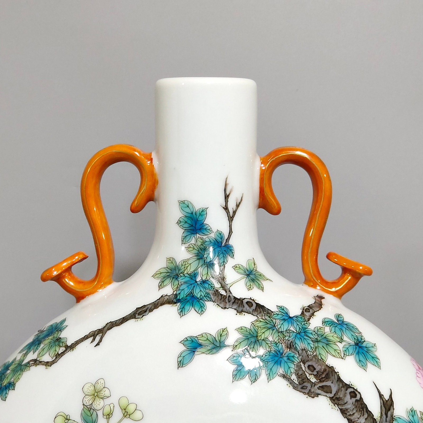 A Pair of Rare Famille-Rose Peony and Phoenix Pattern Ruyi Ears Vases - 5