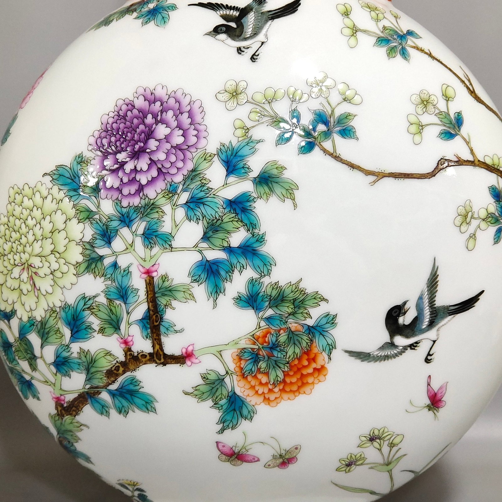 A Pair of Rare Famille-Rose Peony and Phoenix Pattern Ruyi Ears Vases - 8