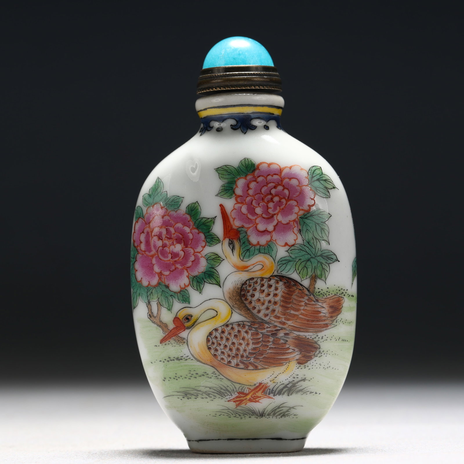 An Exquisite Enamel Flower and Bird Pattern Porcelain Snuff Bottle - 3