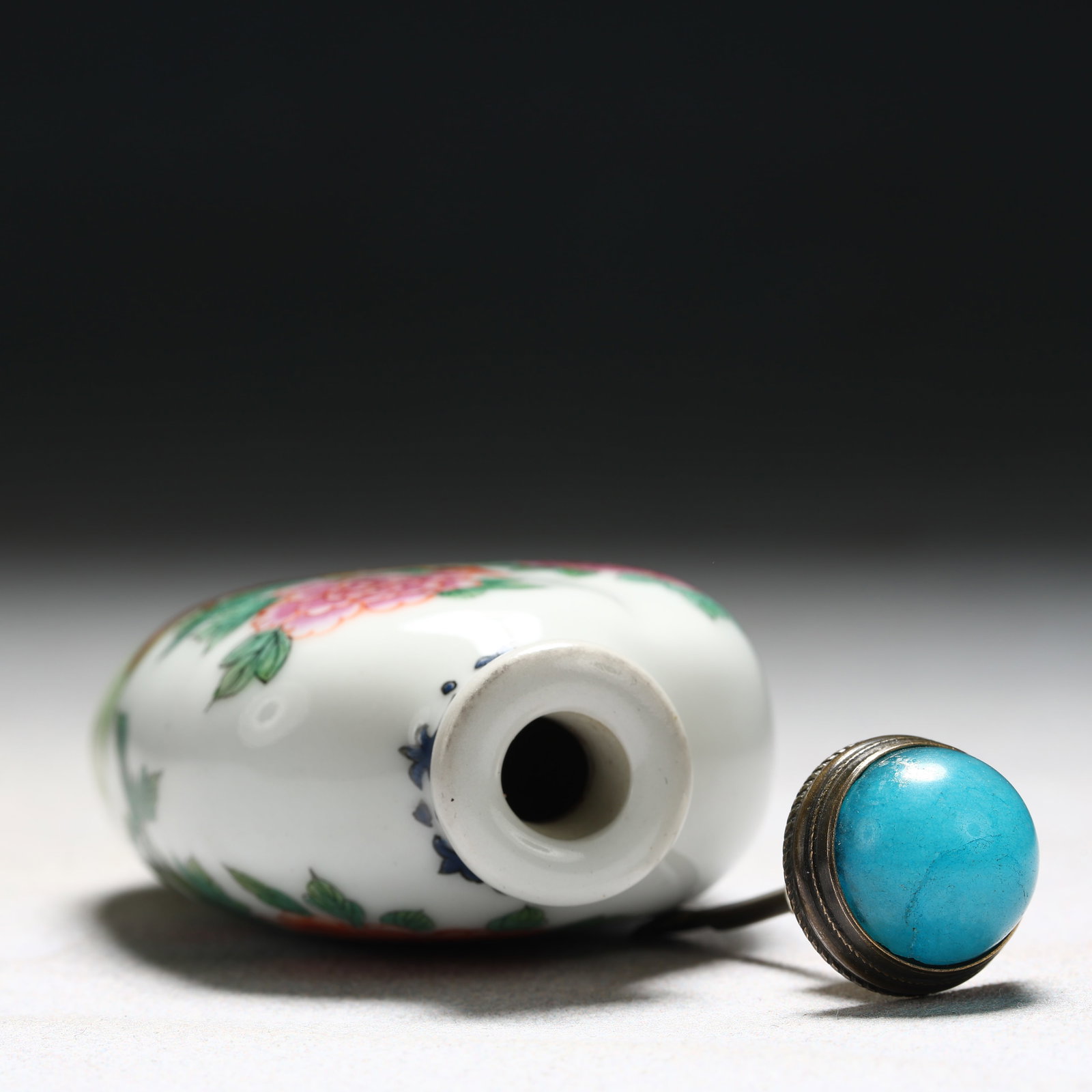 An Exquisite Enamel Flower and Bird Pattern Porcelain Snuff Bottle - 4