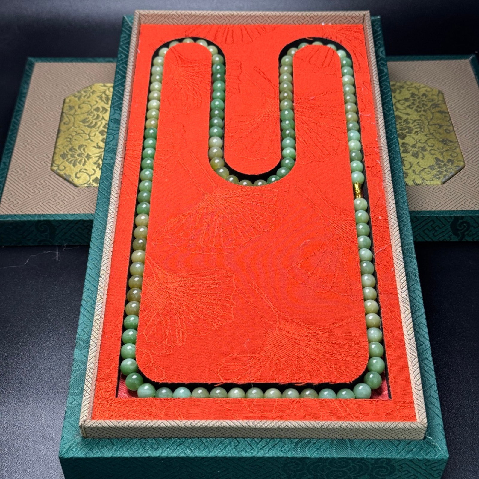 An Exquisite Jasper Necklace: Estimated Value:1800-3600 An Exquisite Jasper Necklace,Qing Dynasty,China,Size:8mm,Weight:86g 碧玉项链,中国清代