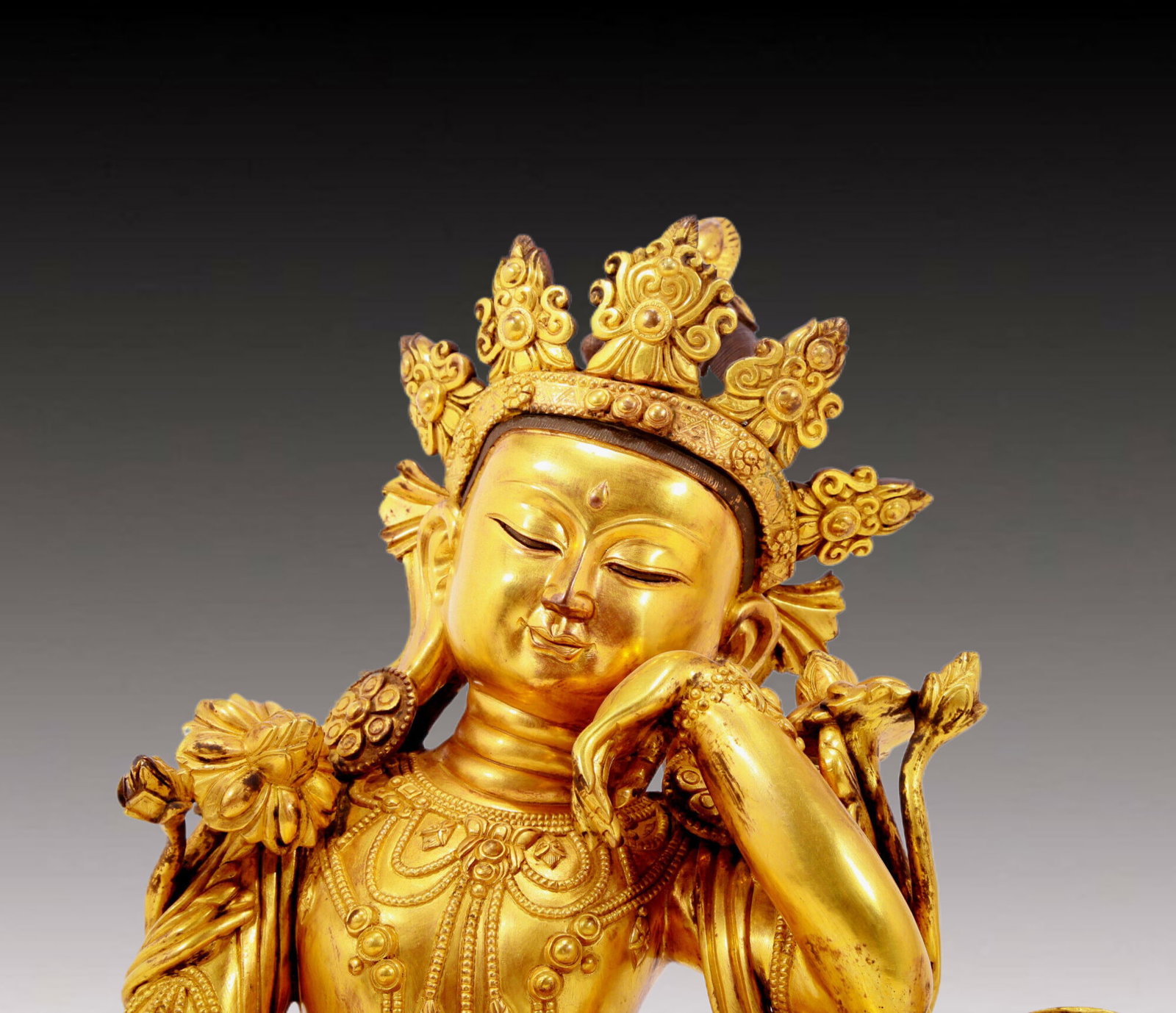 A solemn gilt bronze statue of Guanyin - 2