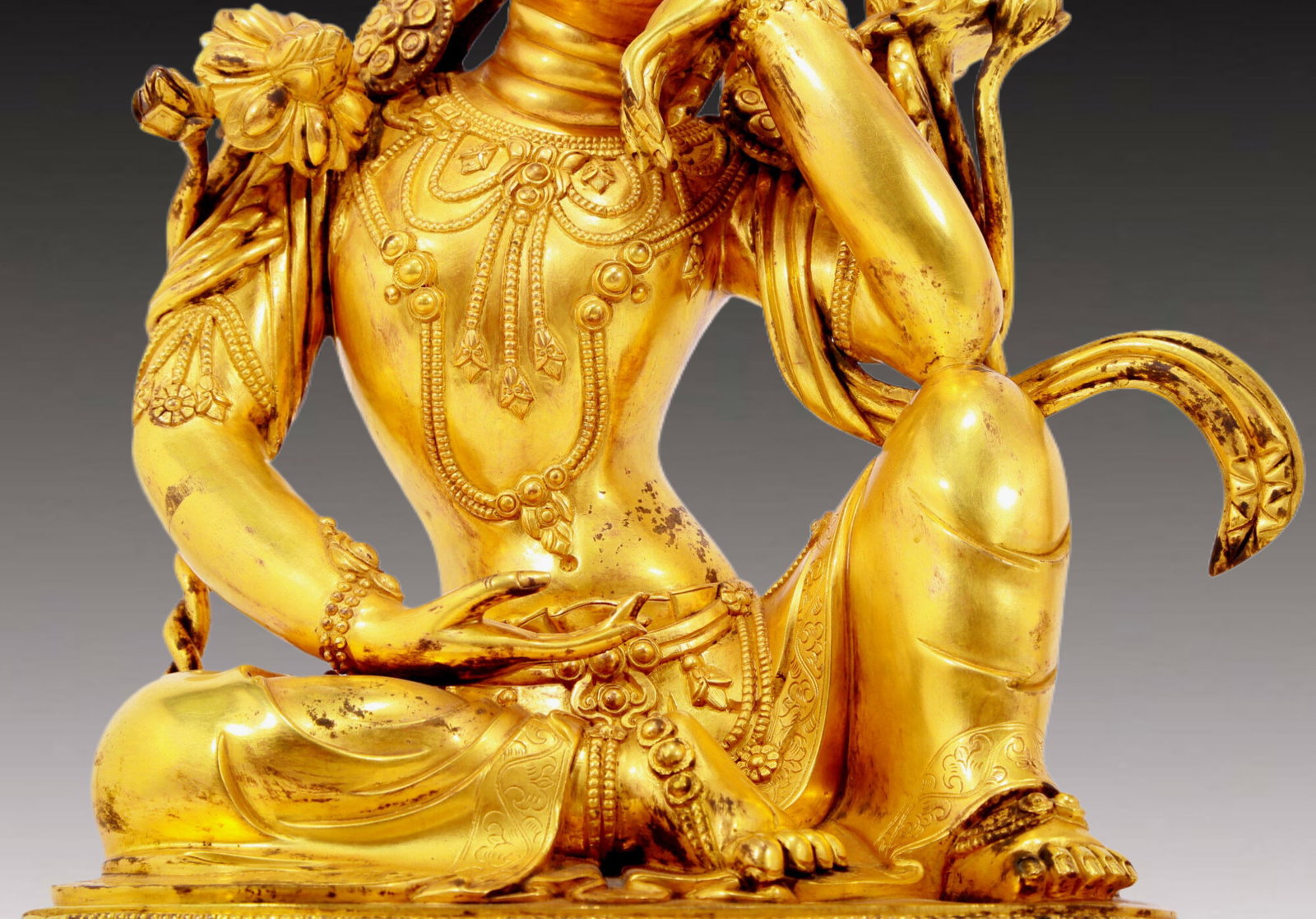 A solemn gilt bronze statue of Guanyin - 3
