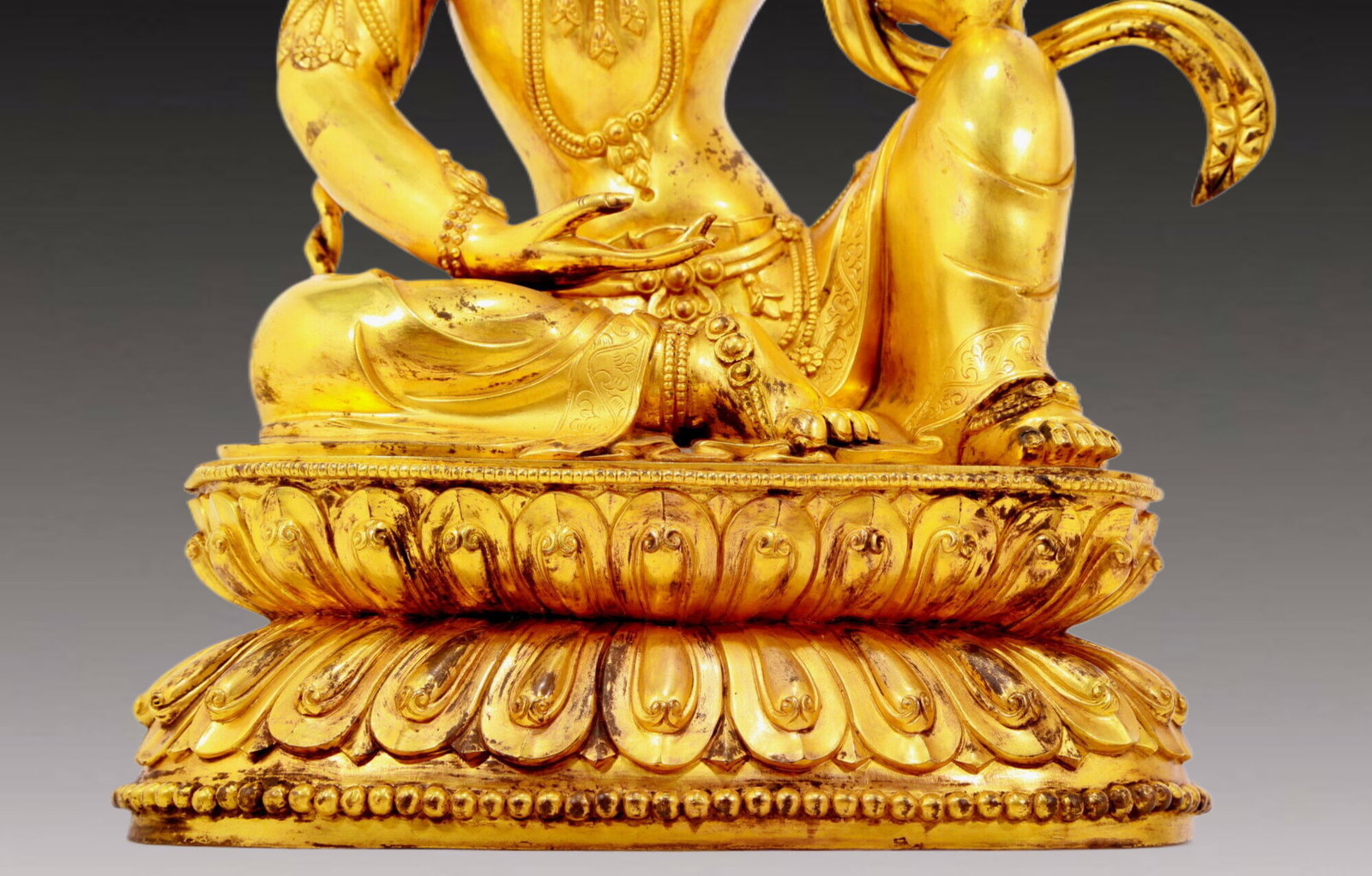 A solemn gilt bronze statue of Guanyin - 5