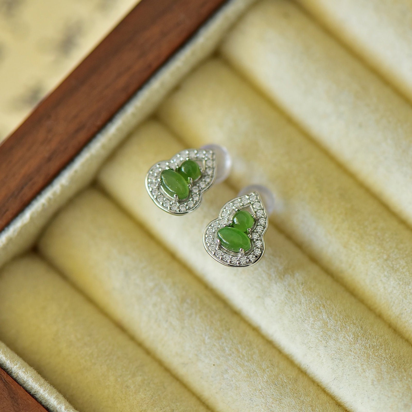 A Pair of Exquisite Sterling Silver Inlaid Jasper Gourd Earrings,Inlaid Gems: Estimated Value:200-400 A Pair of Exquisite Sterling Silver Inlaid Jasper Gourd Earrings,Inlaid Gems Size:3mmx5mm