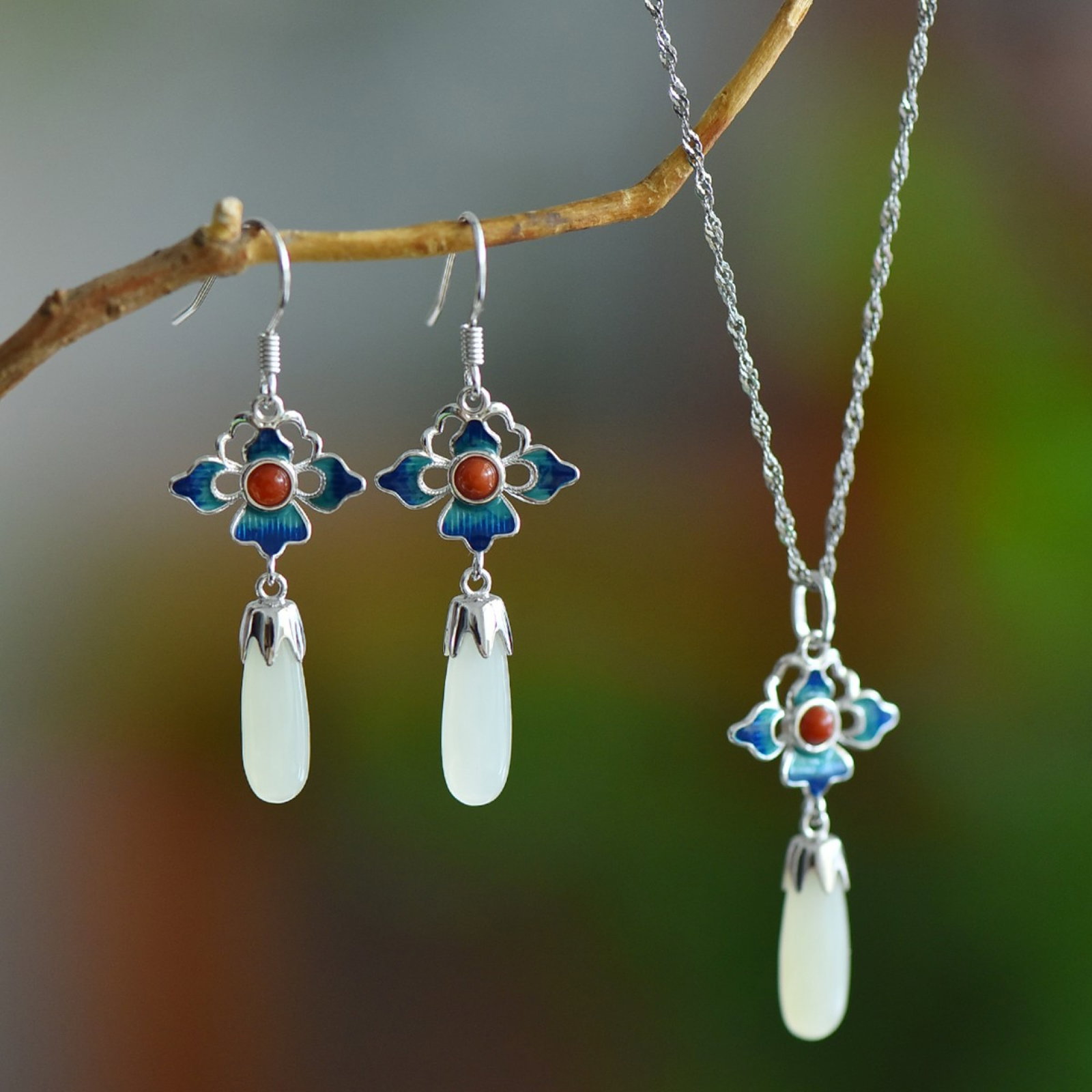 A Set of Fine Sterling Silver Inlaid White Jade Jewelries: Estimated Value:520-1040 A Set of Fine Sterling Silver Inlaid White Jade Jewelries 一套纯银镶白玉首饰