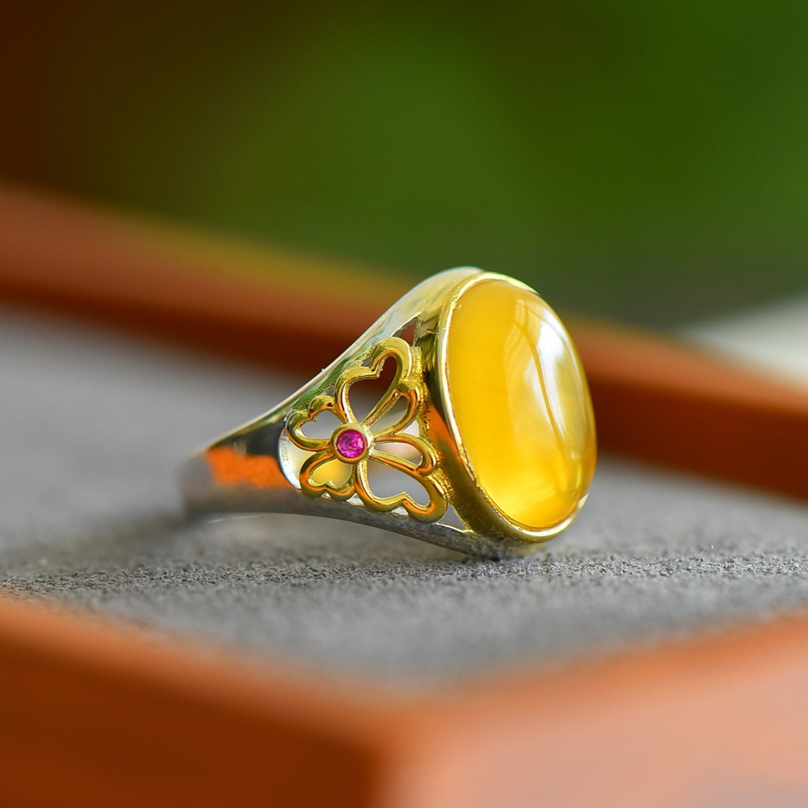 An Exquisite Sterling Silver-Gold Plated Inlaid Amber Ring - 3