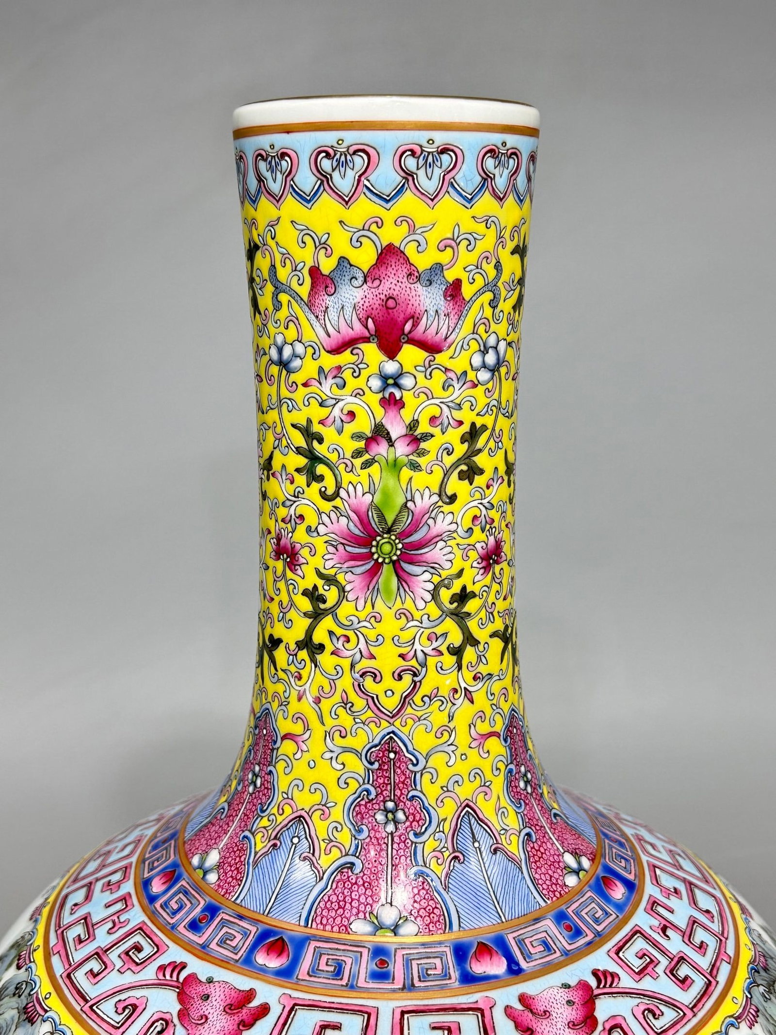 A Huge Famille-Rose Yellow Ground Painted Gold Landscape Pattern Vase - 5