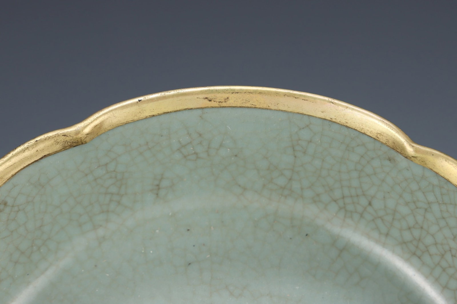 An Exquisite Ru yao Cover with Gold Brush Washer,with an Imperial Poem by Emperor Qianlong - 6