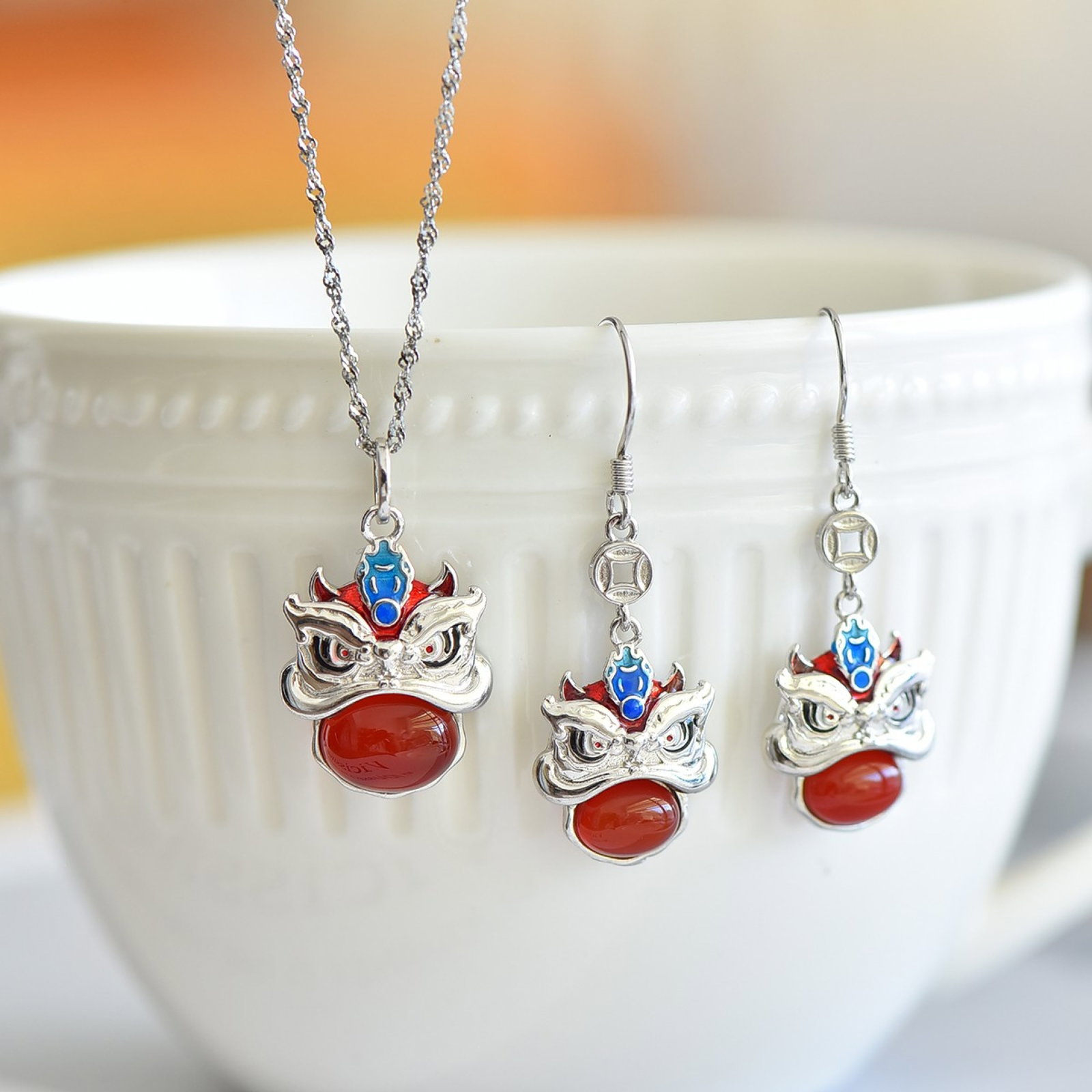 A Set of Fine Sterling Silver Inlaid Agate Jewelrys: Estimated Value:400-800 A Set of Fine Sterling Silver Inlaid Agate Jewelrys 一套纯银镶玛瑙首饰