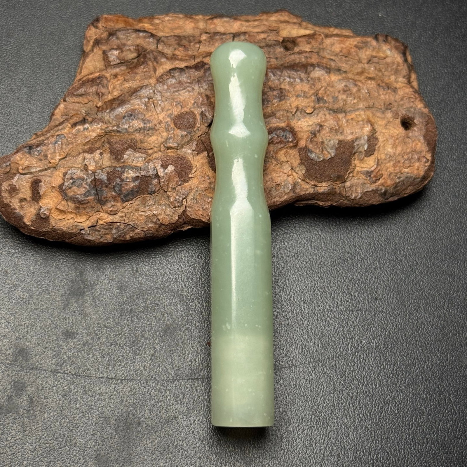 An Exquisite White Jade Pendant: Estimated Value:200-400 An Exquisite White Jade Pendant,Qing Dynasty,China,Size:75mmx11mmx11mm,Weight:18g 白玉挂件,中国清代
