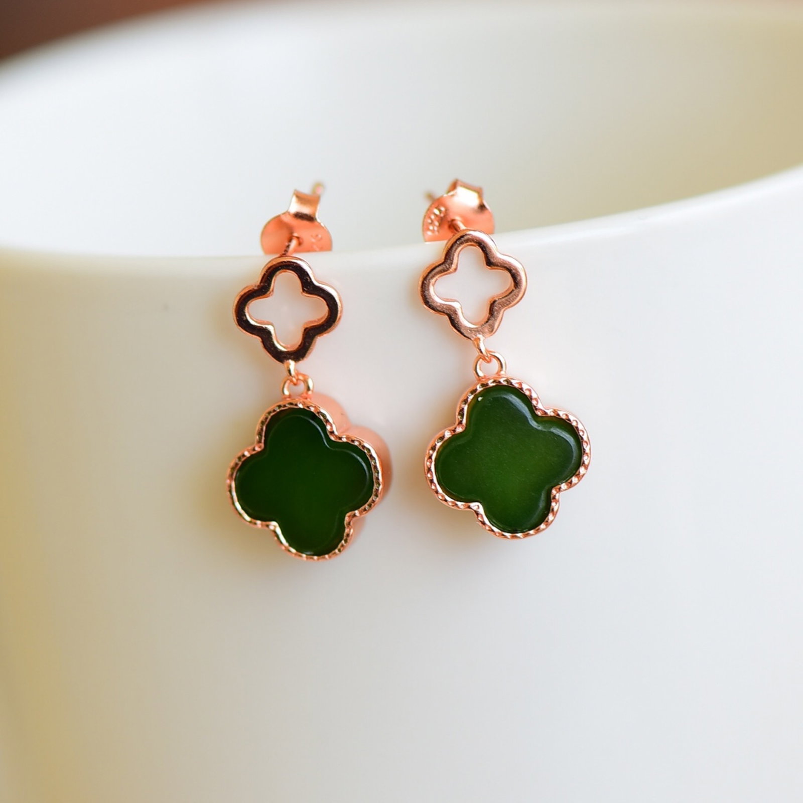 A Pair of Exquisite Sterling Silver-Gold Plated Inlaid Jasper Earrings: Estimated Value:400-800 A Pair of Exquisite Sterling Silver-Gold Plated Inlaid Jasper Earrings,Size:10mmx10mm 一对纯银镀金镶碧玉耳环