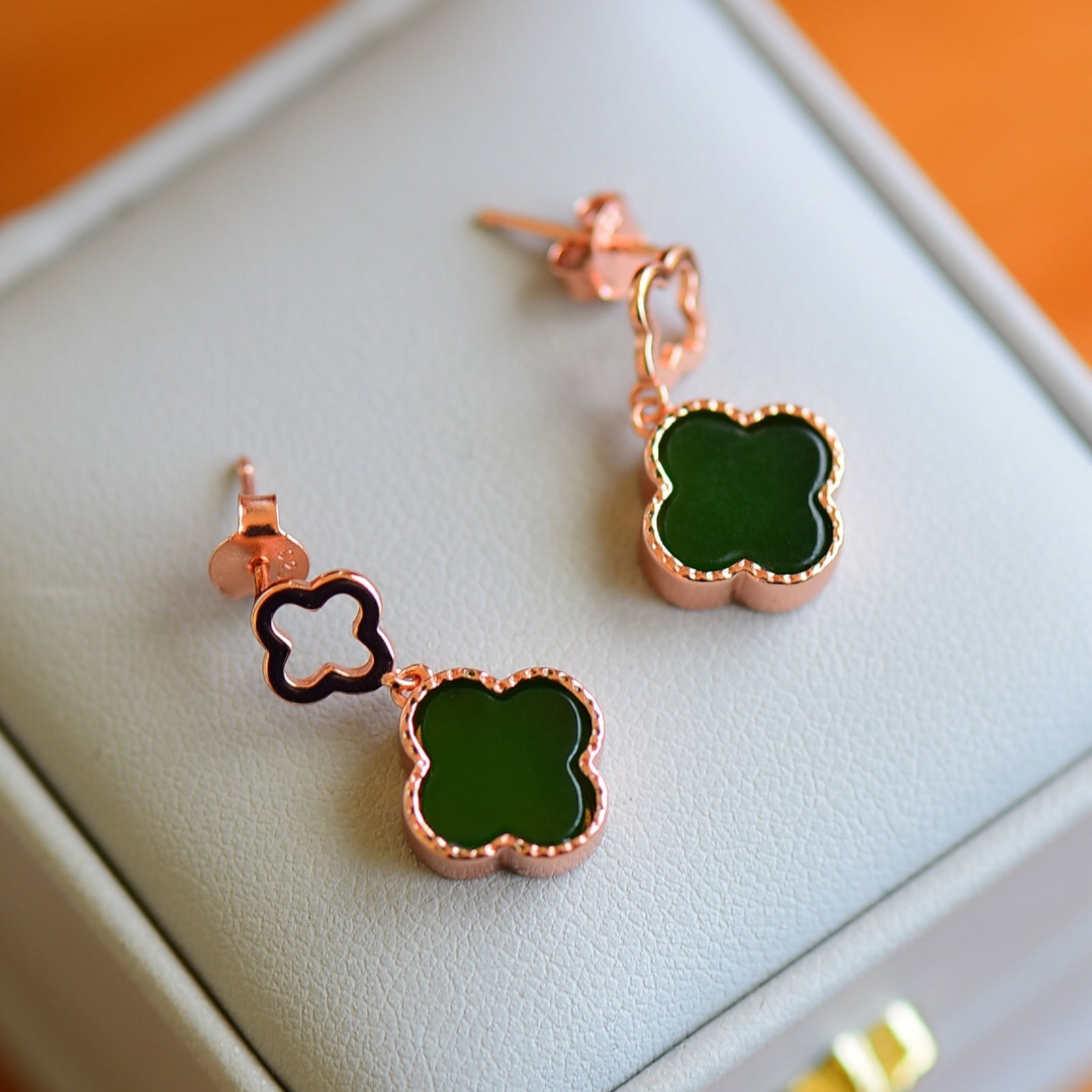 A Pair of Exquisite Sterling Silver-Gold Plated Inlaid Jasper Earrings - 4