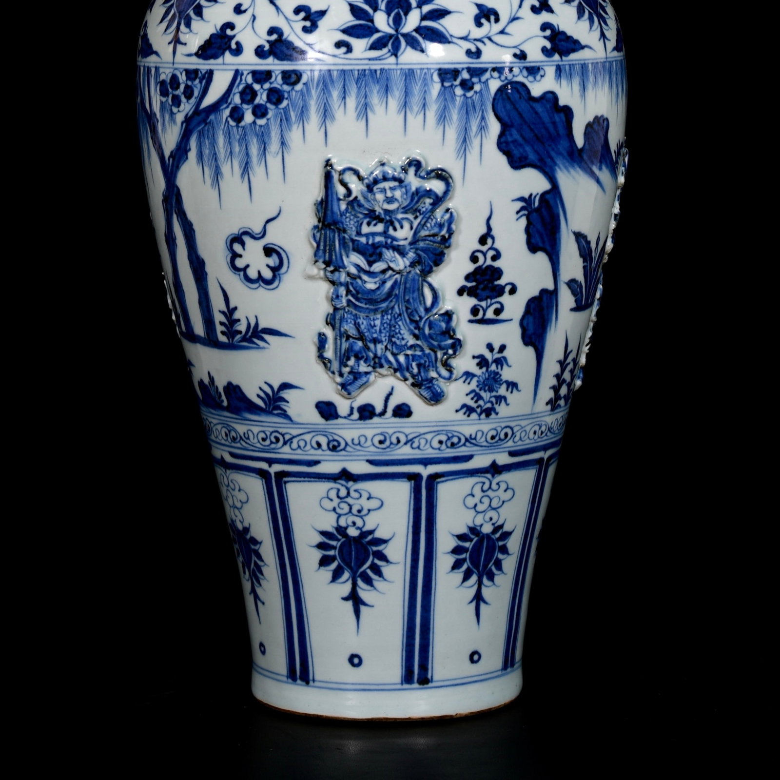 A Huge Blue and White Figure Pattern Bottle - 3