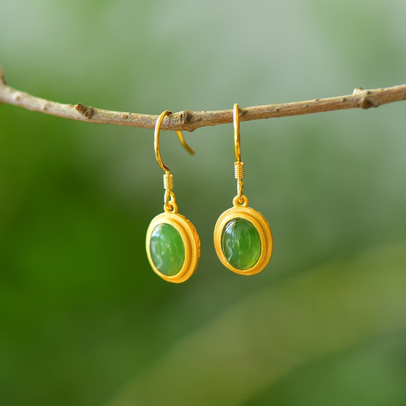 A Pair of Exquisite Sterling Silver-Gold Plated Inlaid Jasper Earrings: Estimated Value:400-800 A Pair of Exquisite Sterling Silver-Gold Plated Inlaid Jasper Earrings,Size:6mmx8mm 一对纯银镀金镶碧玉耳环
