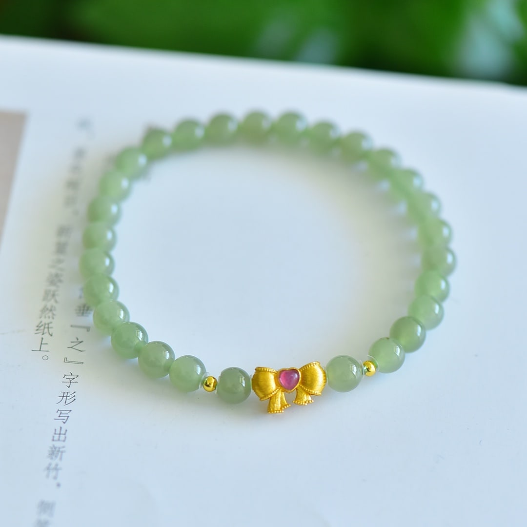 An Exquisite Greenish Jade Bracelets: Estimated Value:200-400 An Exquisite Greenish Jade Bracelets 青白玉手串