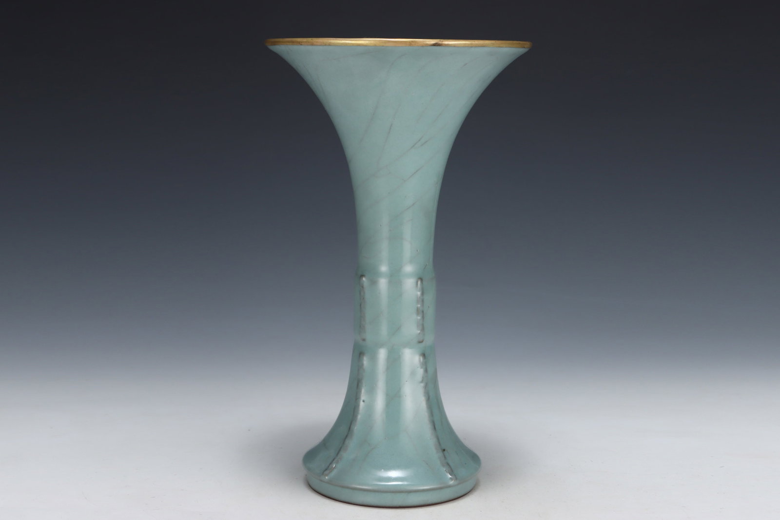 An Exquisite Guan yao Cover with Gold Vase - 2