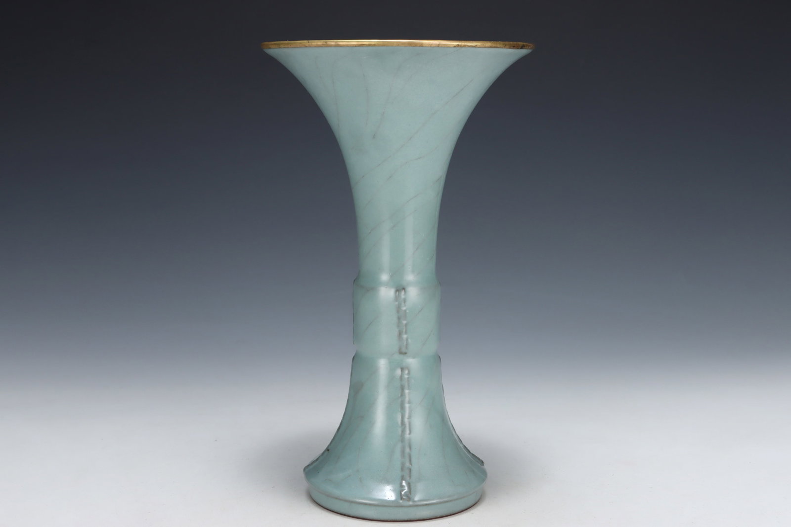 An Exquisite Guan yao Cover with Gold Vase - 3
