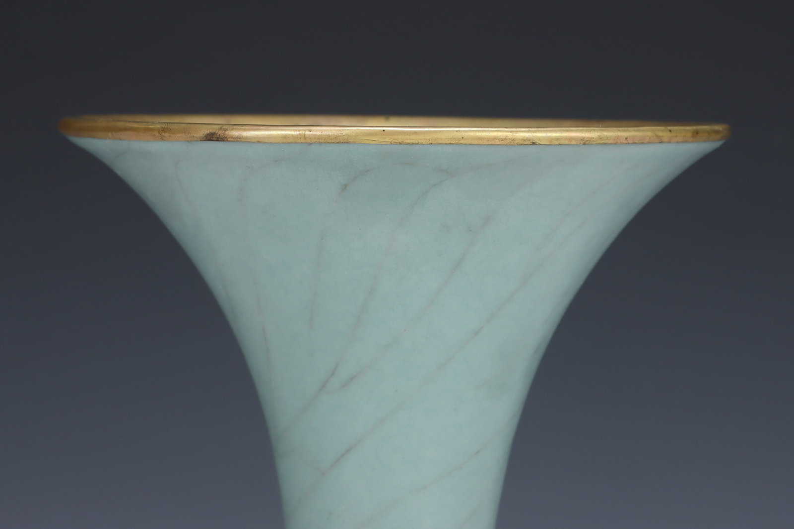 An Exquisite Guan yao Cover with Gold Vase - 4