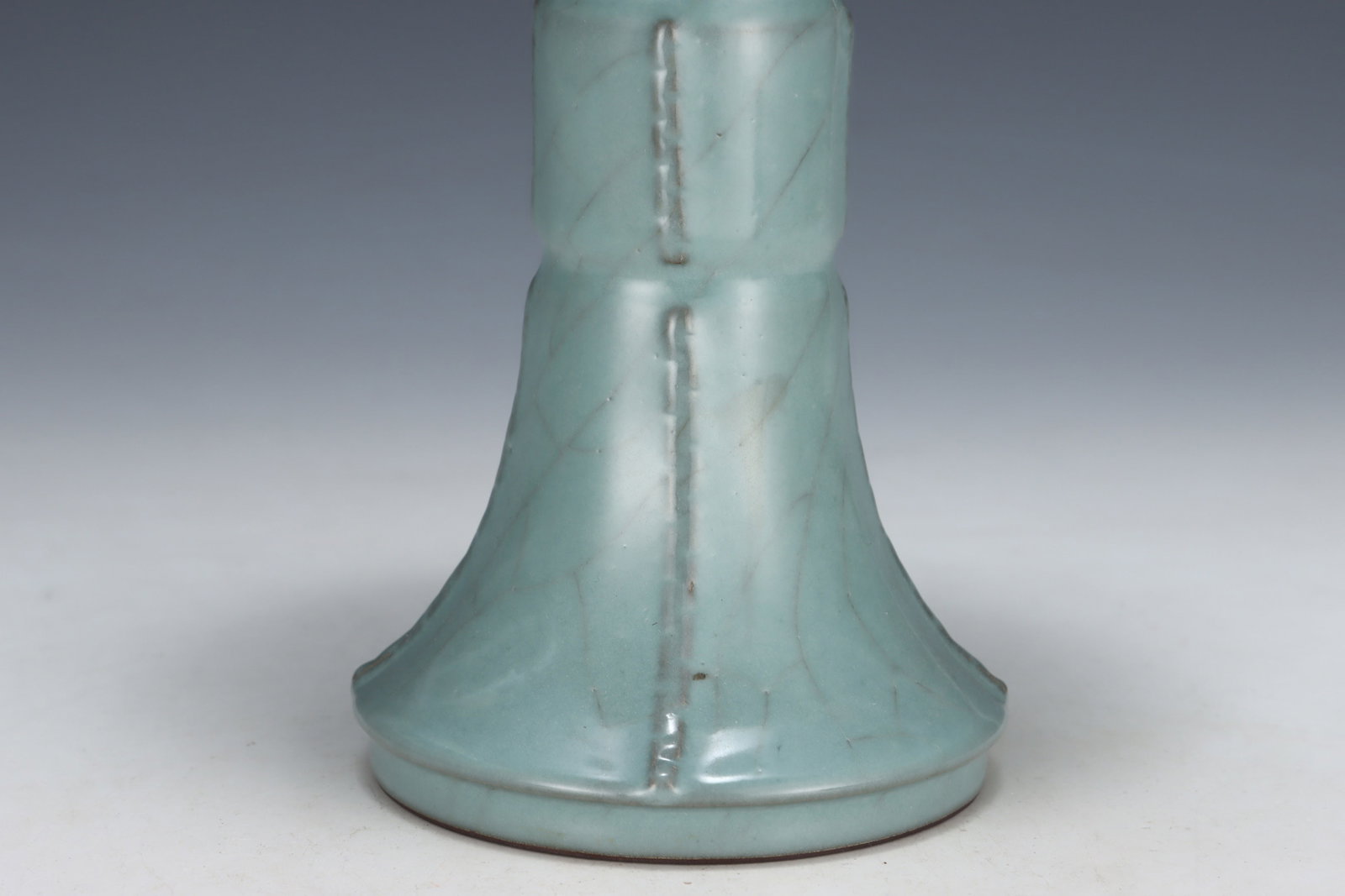 An Exquisite Guan yao Cover with Gold Vase - 5