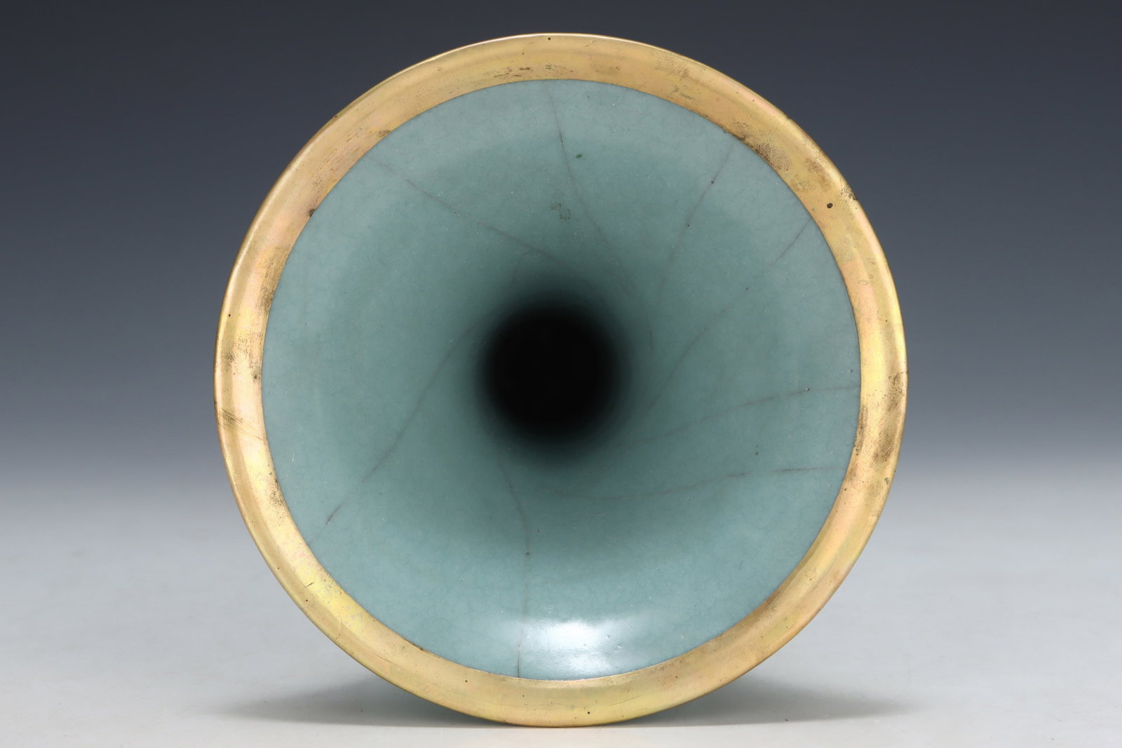 An Exquisite Guan yao Cover with Gold Vase - 6