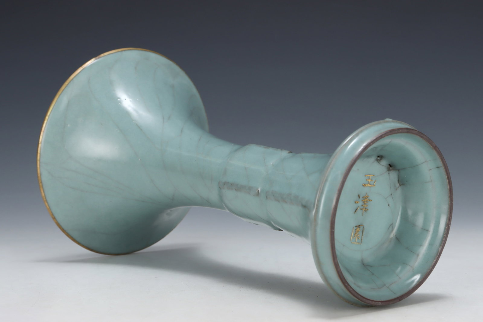 An Exquisite Guan yao Cover with Gold Vase - 7