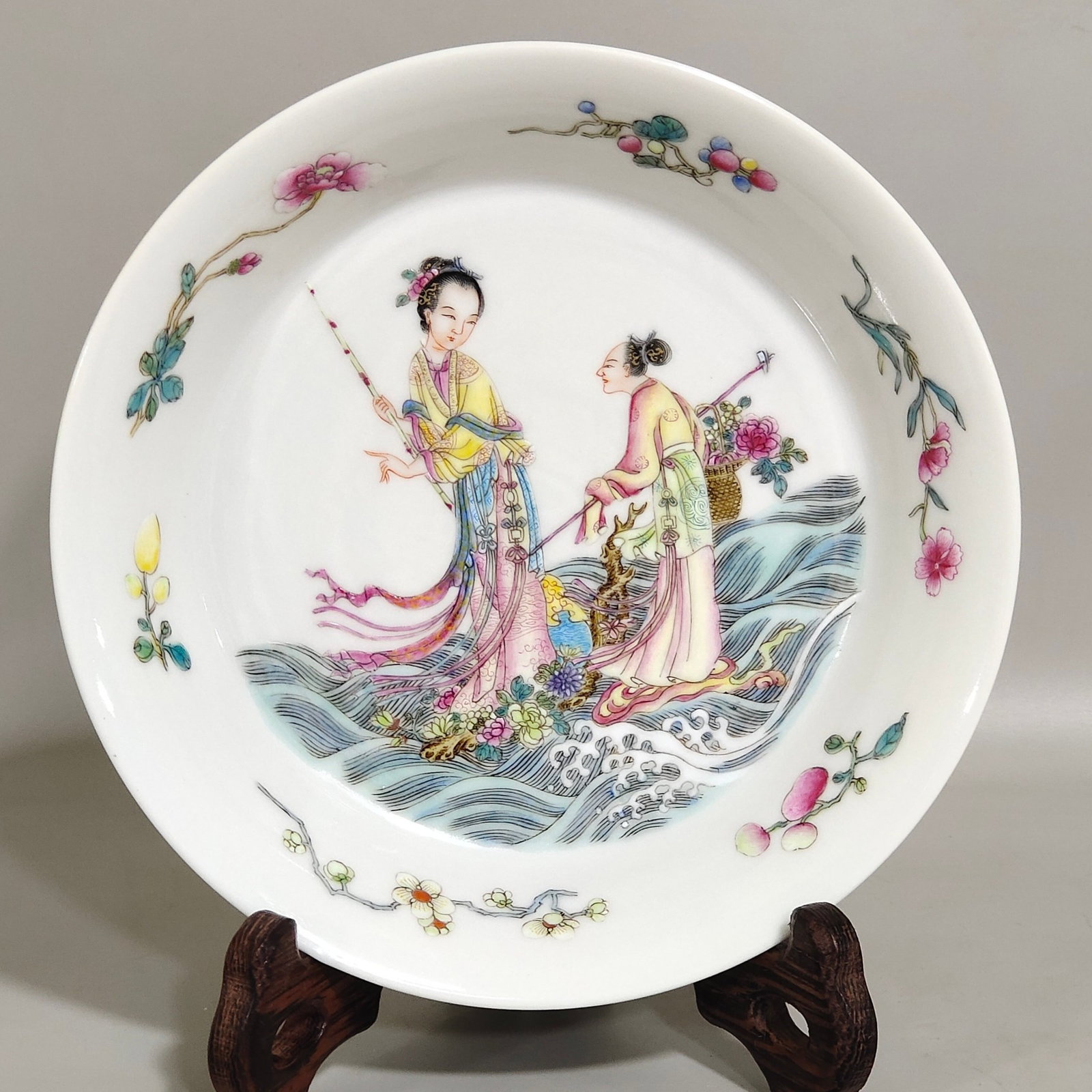 An Exquisite Famille-Rose Flower and Figure Pattern Plate: Estimated Value:2400-4800 An Exquisite Famille-Rose Flower and Figure Pattern Plate,Qing Dynasty,China,Yongzheng Six-character Mark,Size:1.3inx5.9in