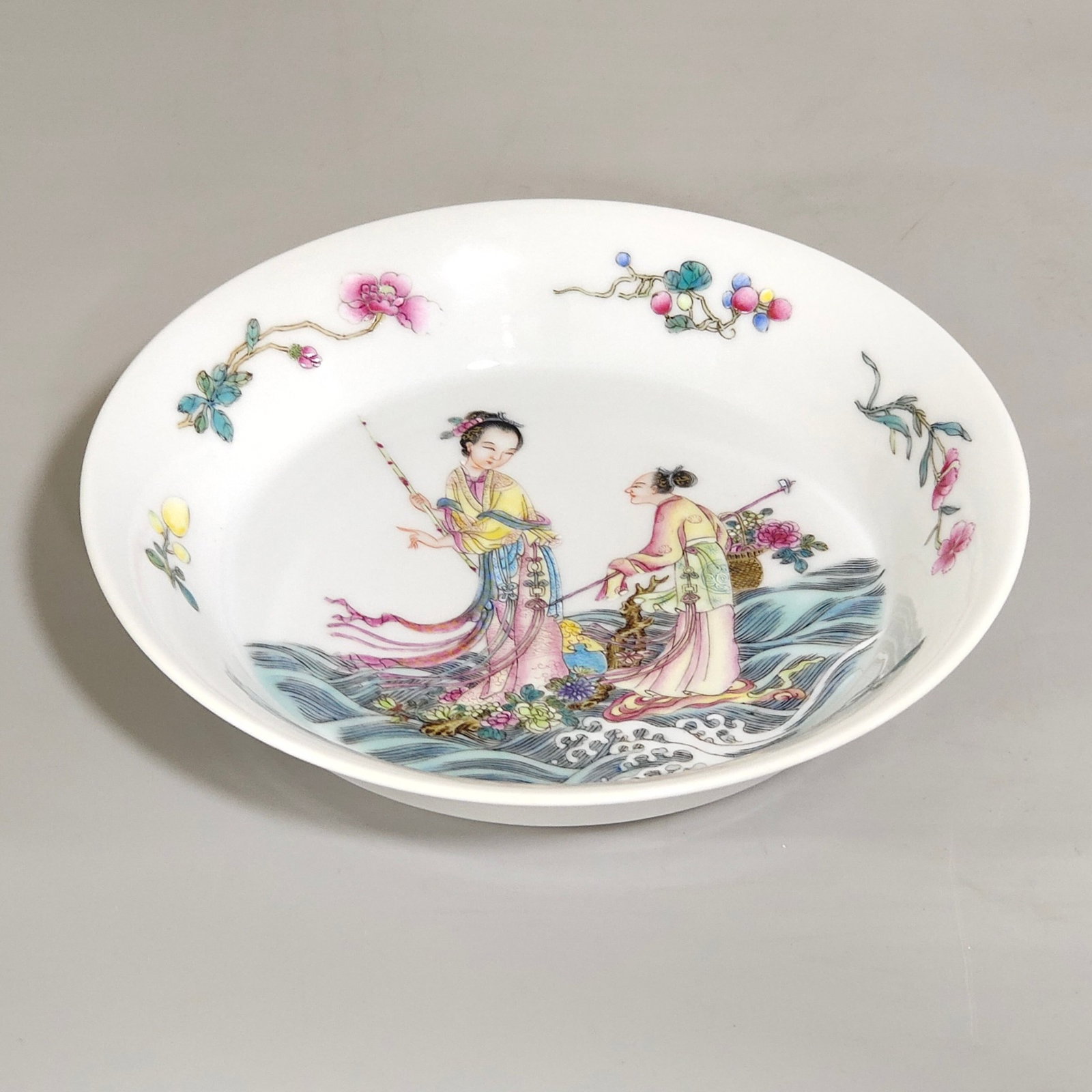 An Exquisite Famille-Rose Flower and Figure Pattern Plate - 2