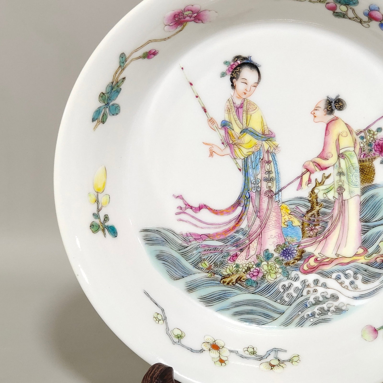 An Exquisite Famille-Rose Flower and Figure Pattern Plate - 3