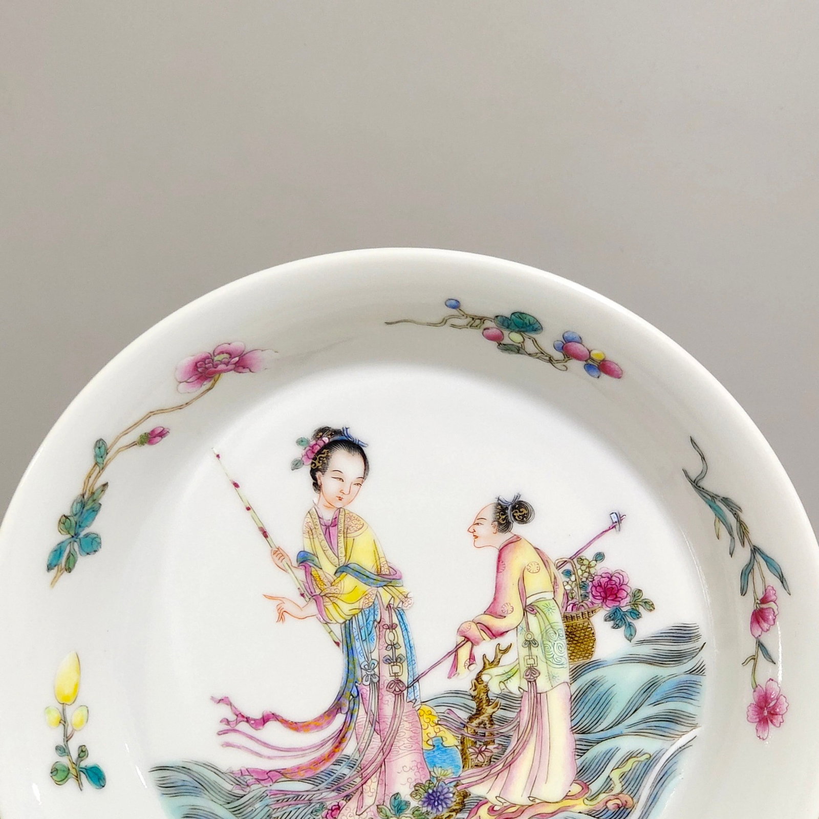 An Exquisite Famille-Rose Flower and Figure Pattern Plate - 4