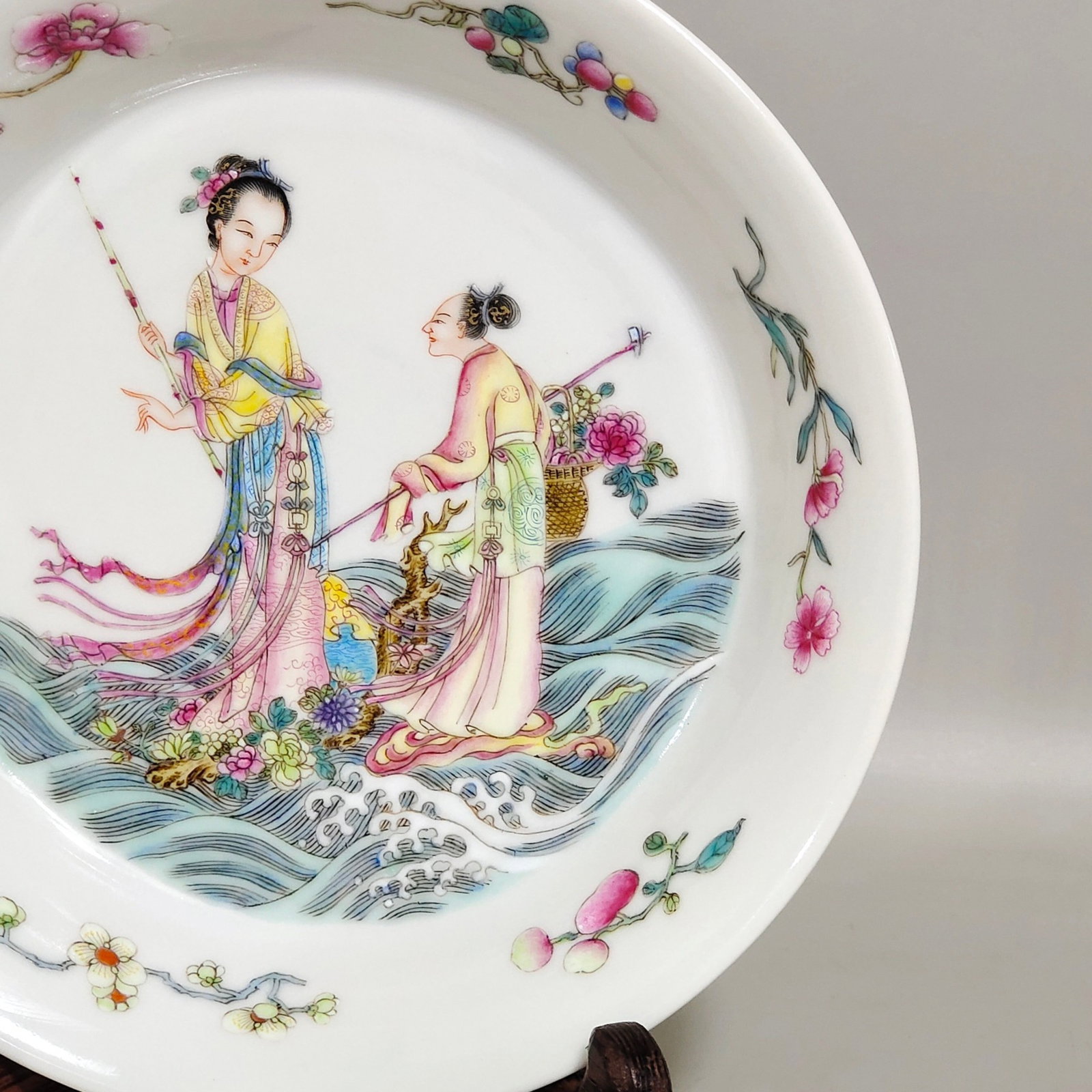 An Exquisite Famille-Rose Flower and Figure Pattern Plate - 5