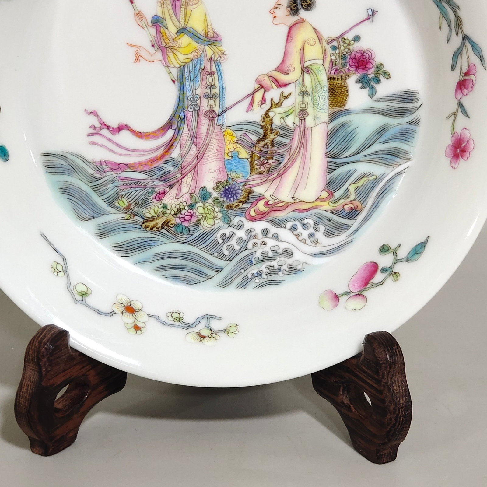 An Exquisite Famille-Rose Flower and Figure Pattern Plate - 6