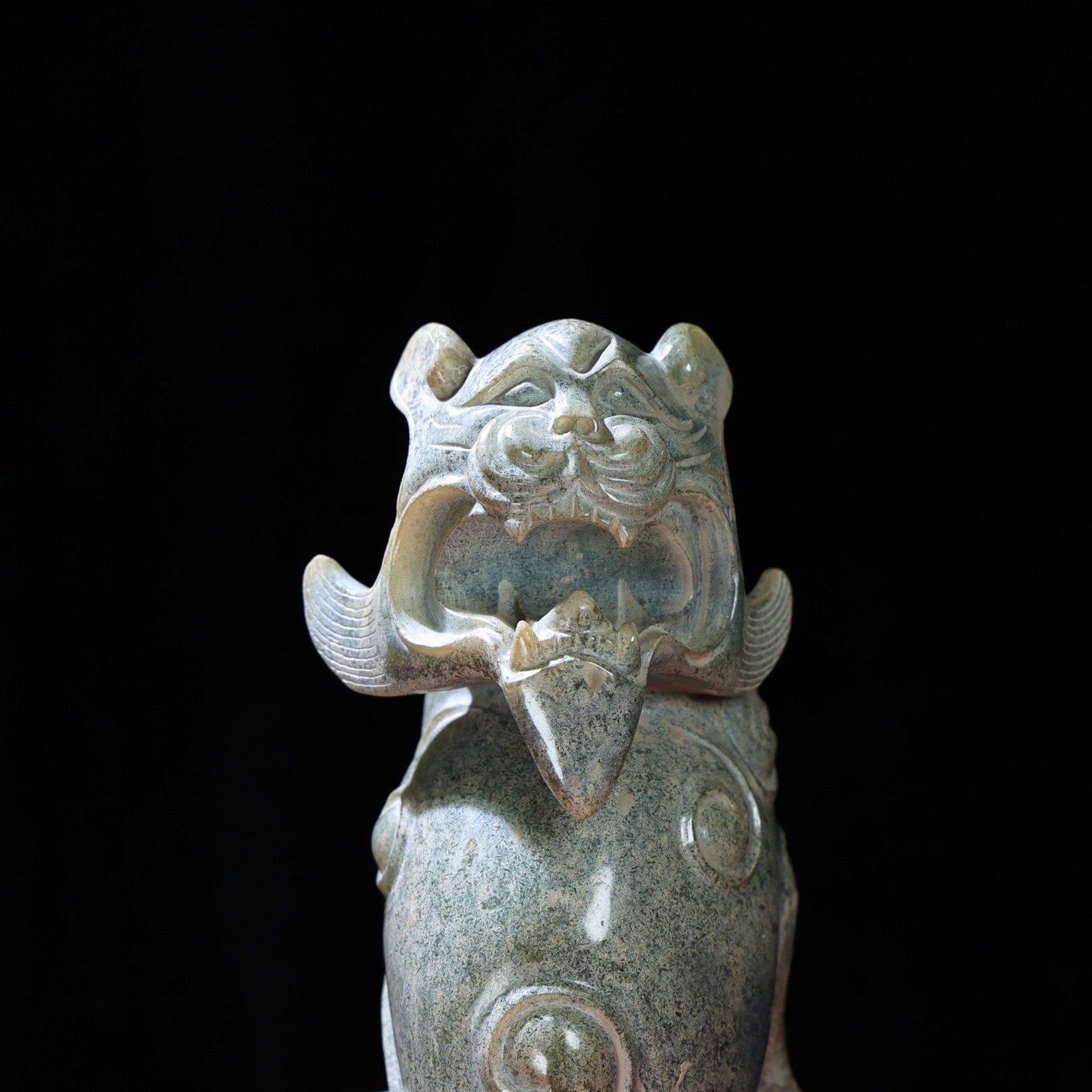 An Exquisite Archaic Jade Auspicious Beast Ornament - 2