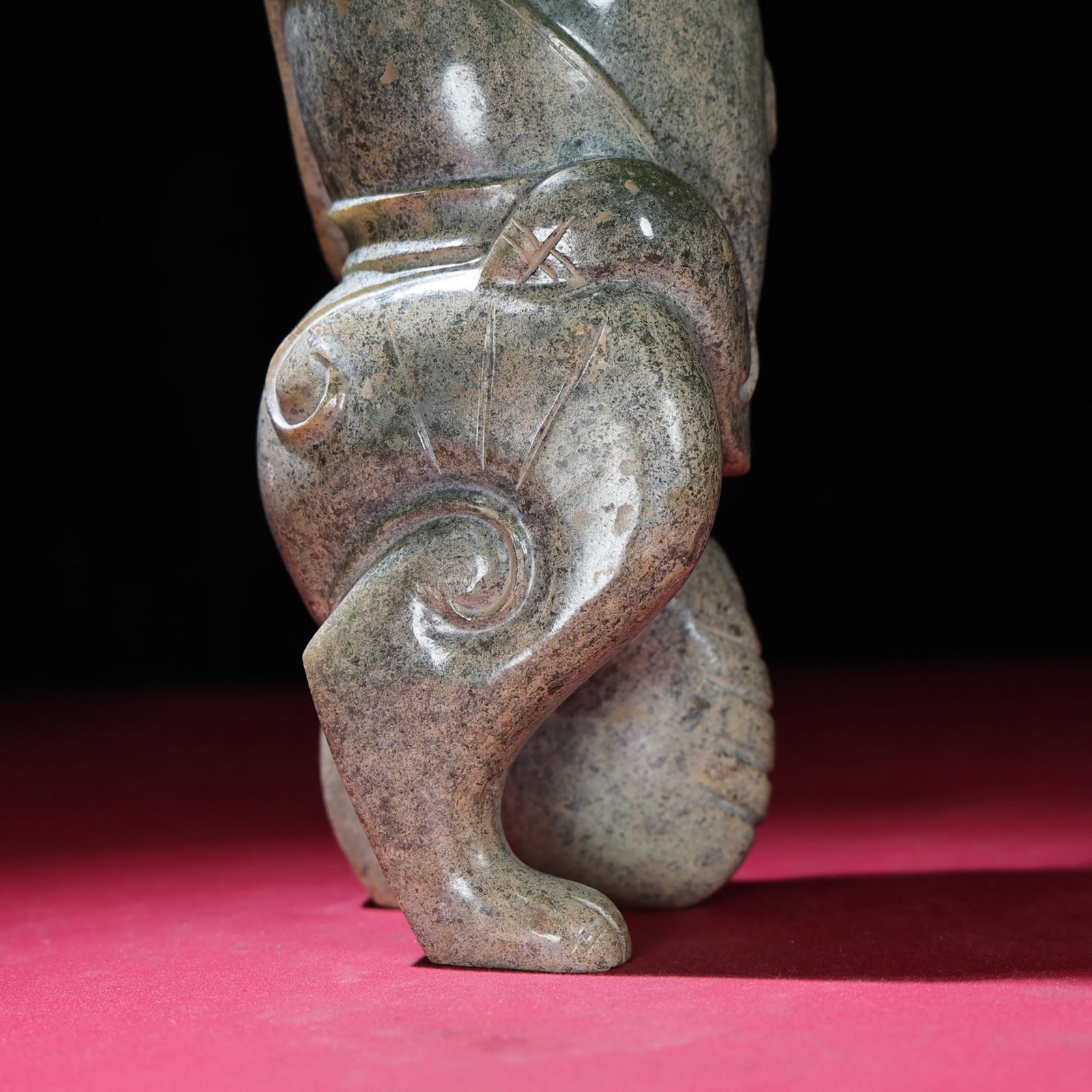An Exquisite Archaic Jade Auspicious Beast Ornament - 7