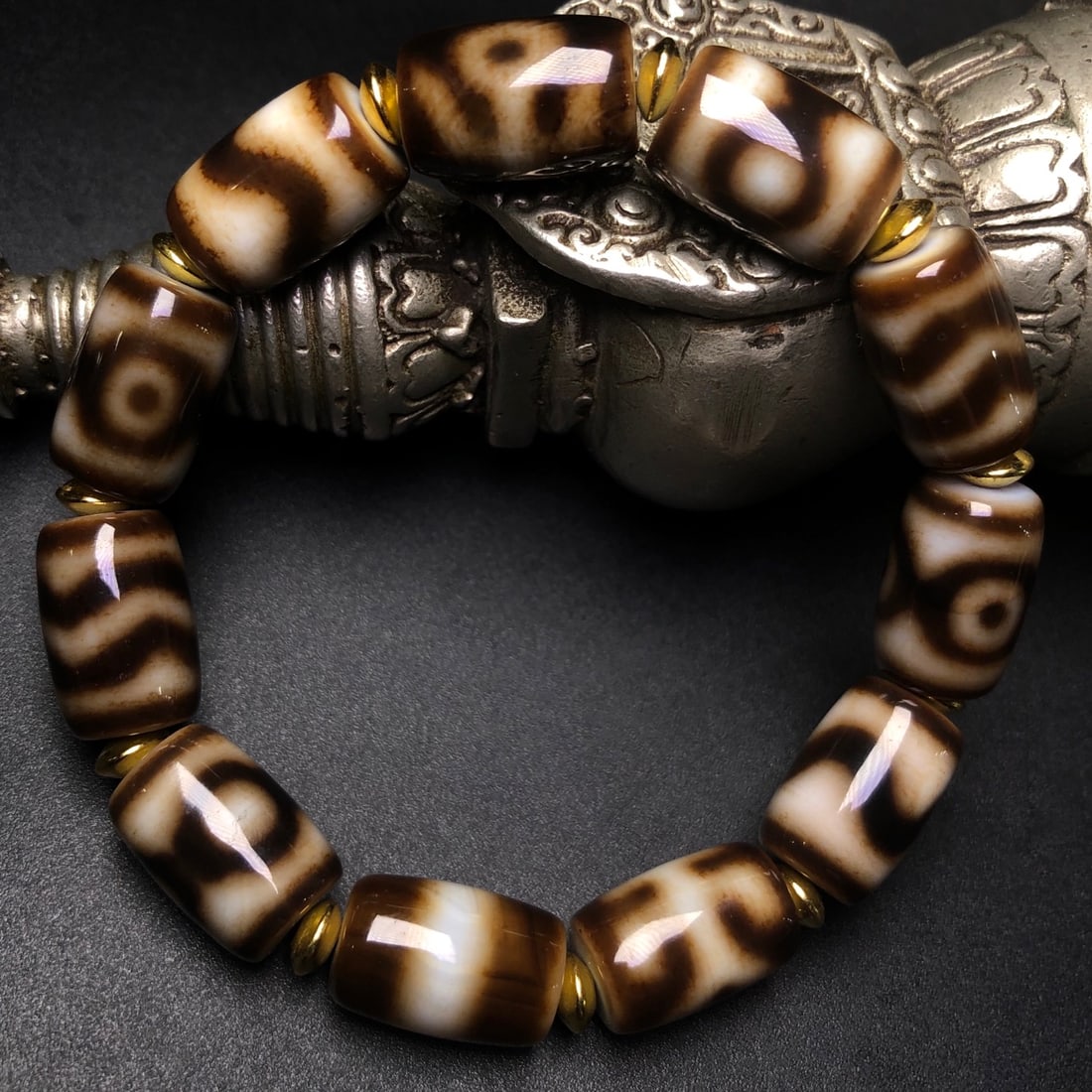 An Exquisite Dzi Bead Bracelets: Estimated Value:800-1600 An Exquisite Dzi Bead Bracelets,Size:16mmx11mm 天珠手串