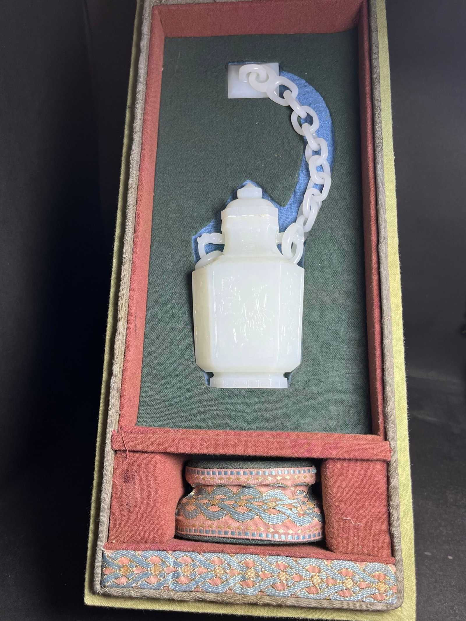 An Exquisite White Jade Figure Pattern Double-Ears Bottle,With Poem,With Seal: Estimated Value:9200-18400 An Exquisite White Jade Figure Pattern Double-Ears Bottle,With Poem,With Seal,Qing Dynasty,China,Size:105mmx42mmx52mm,Weight:241g