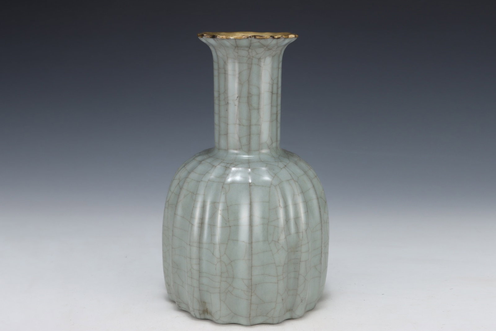 An Exquisite Guan yao Cover with Gold Vase,with an Imperial Poem by Emperor Qianlong - 3